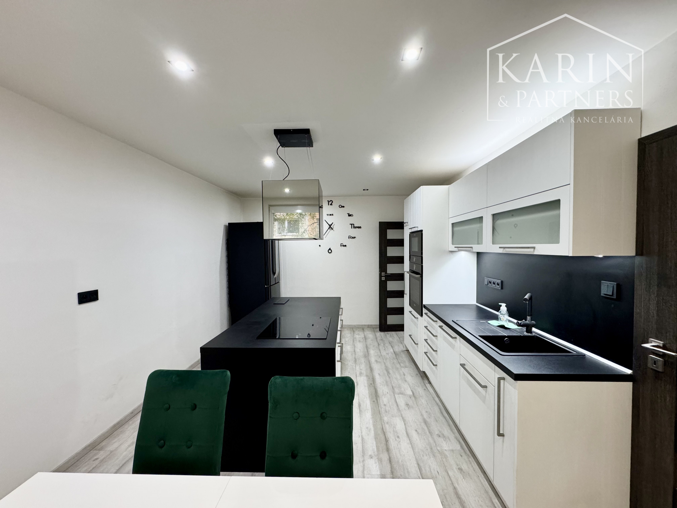 2i ZARIADENÝ BYT NA PREDAJ, HOLÍČ, PRI KAŠTIELI