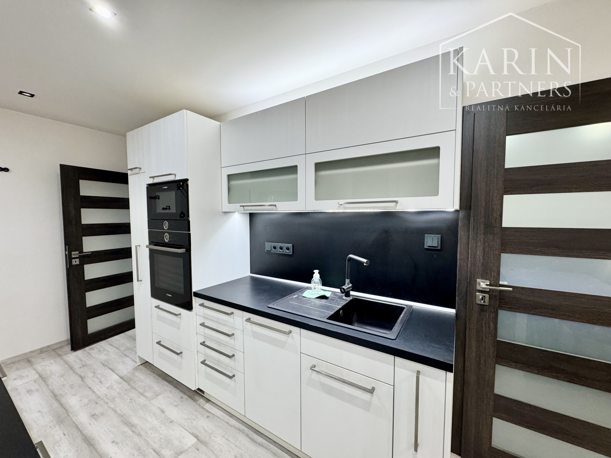 2i ZARIADENÝ BYT NA PREDAJ, HOLÍČ, PRI KAŠTIELI