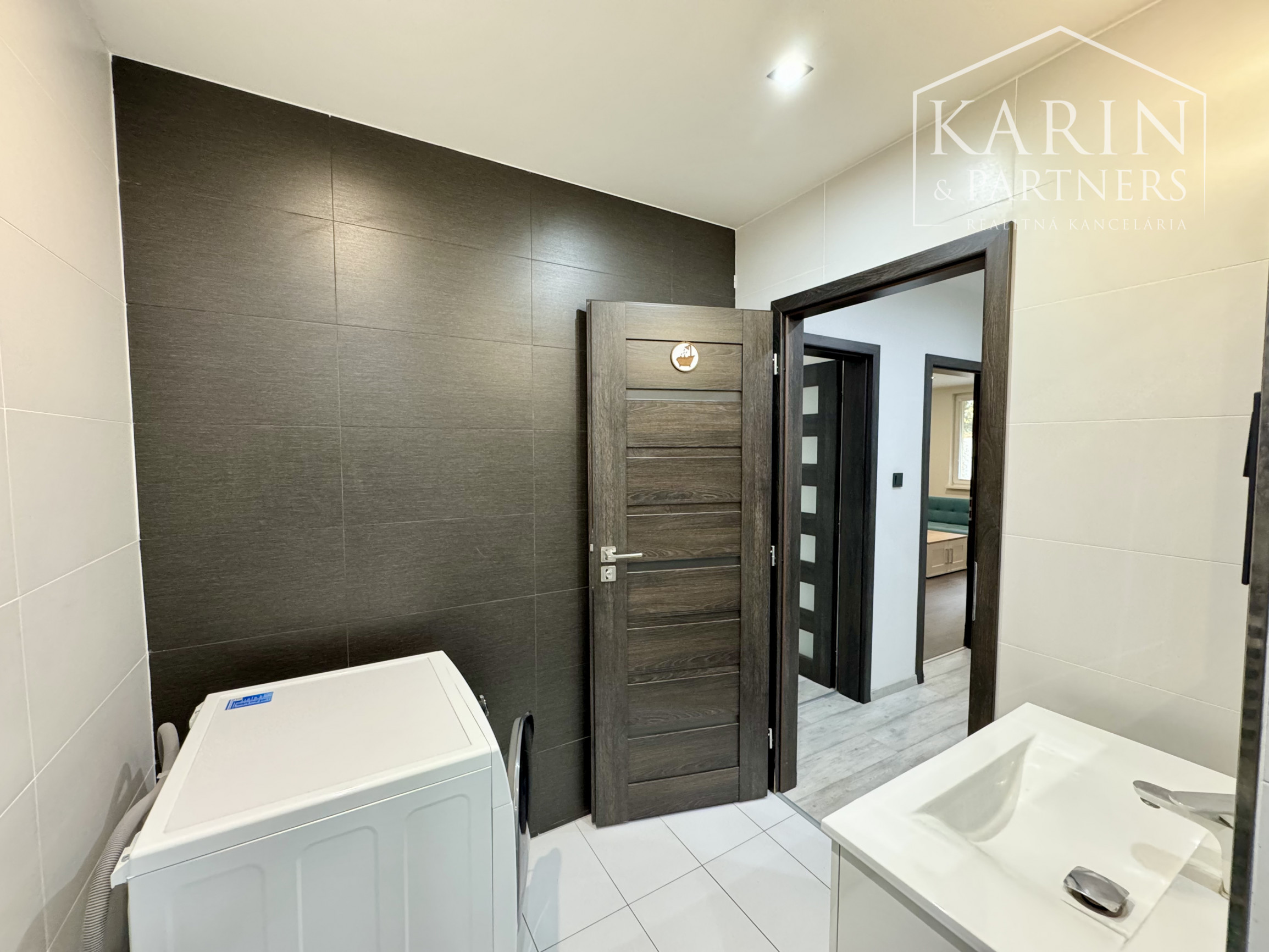 2i ZARIADENÝ BYT NA PREDAJ, HOLÍČ, PRI KAŠTIELI