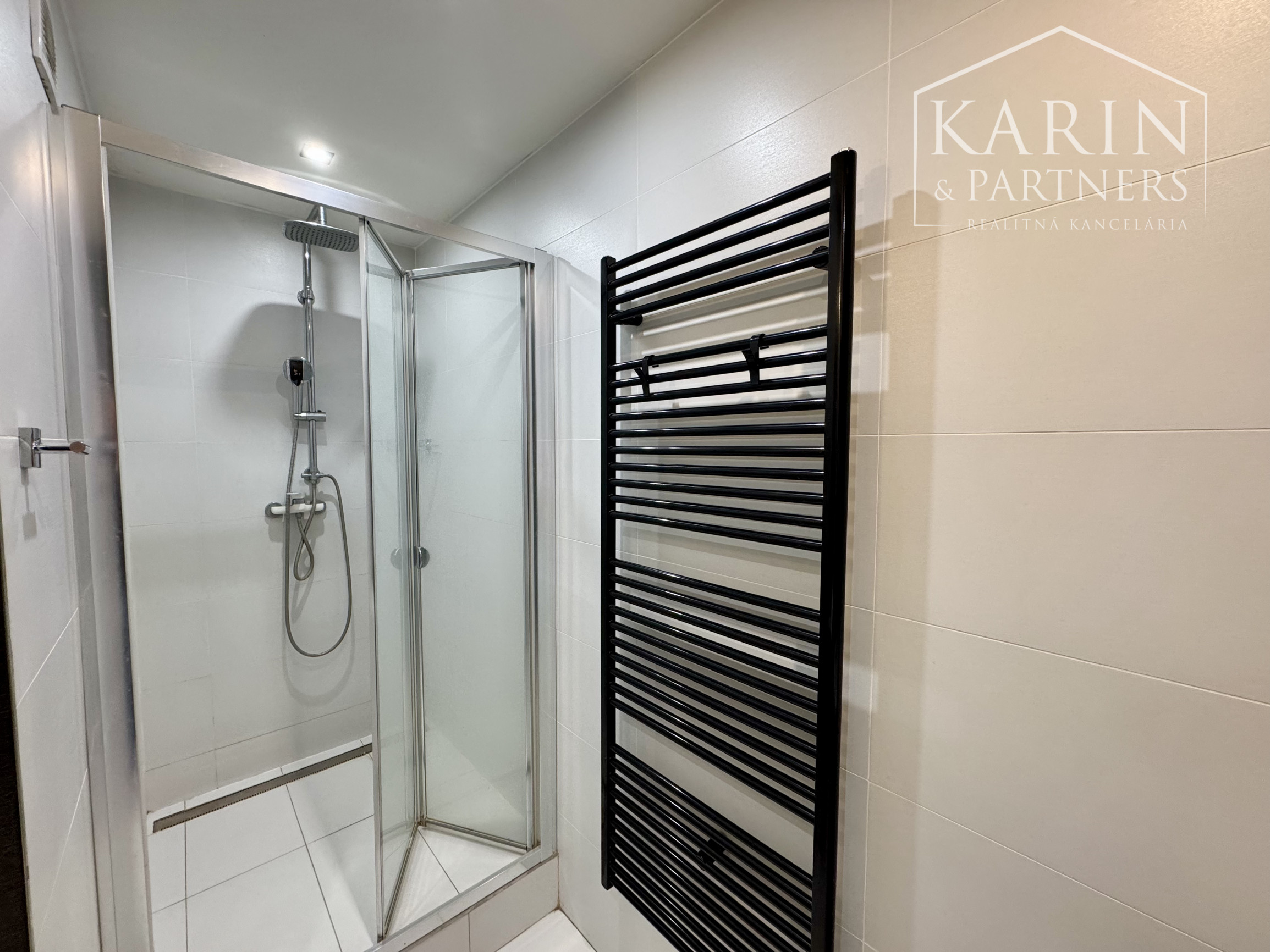 2i ZARIADENÝ BYT NA PREDAJ, HOLÍČ, PRI KAŠTIELI