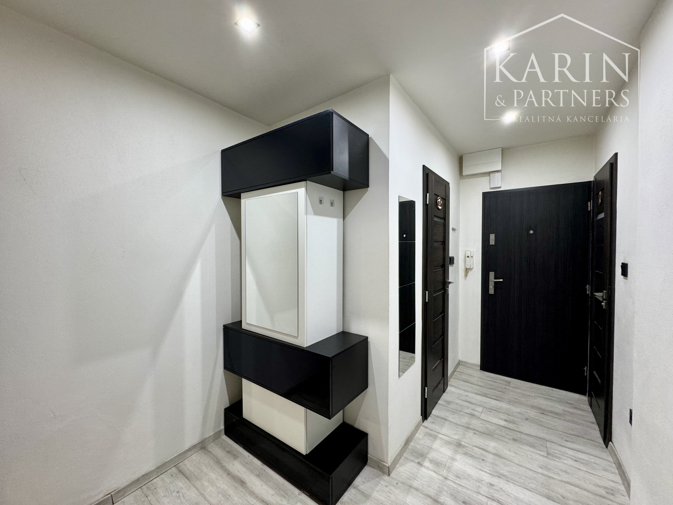 2i ZARIADENÝ BYT NA PREDAJ, HOLÍČ, PRI KAŠTIELI