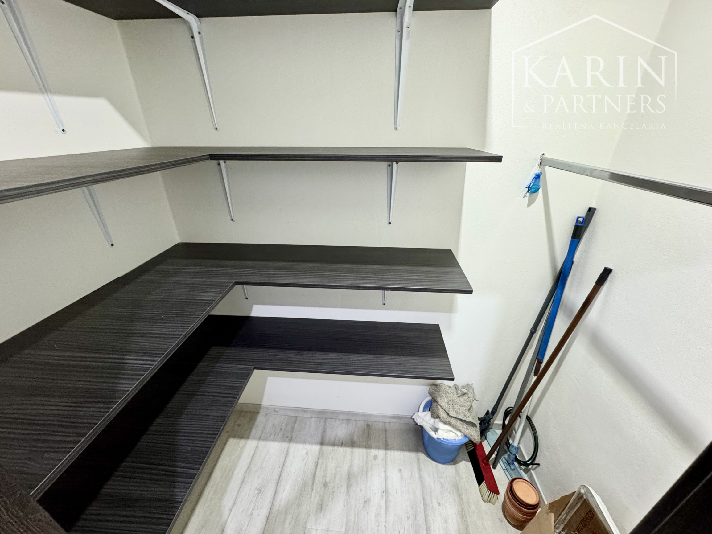 2i ZARIADENÝ BYT NA PREDAJ, HOLÍČ, PRI KAŠTIELI