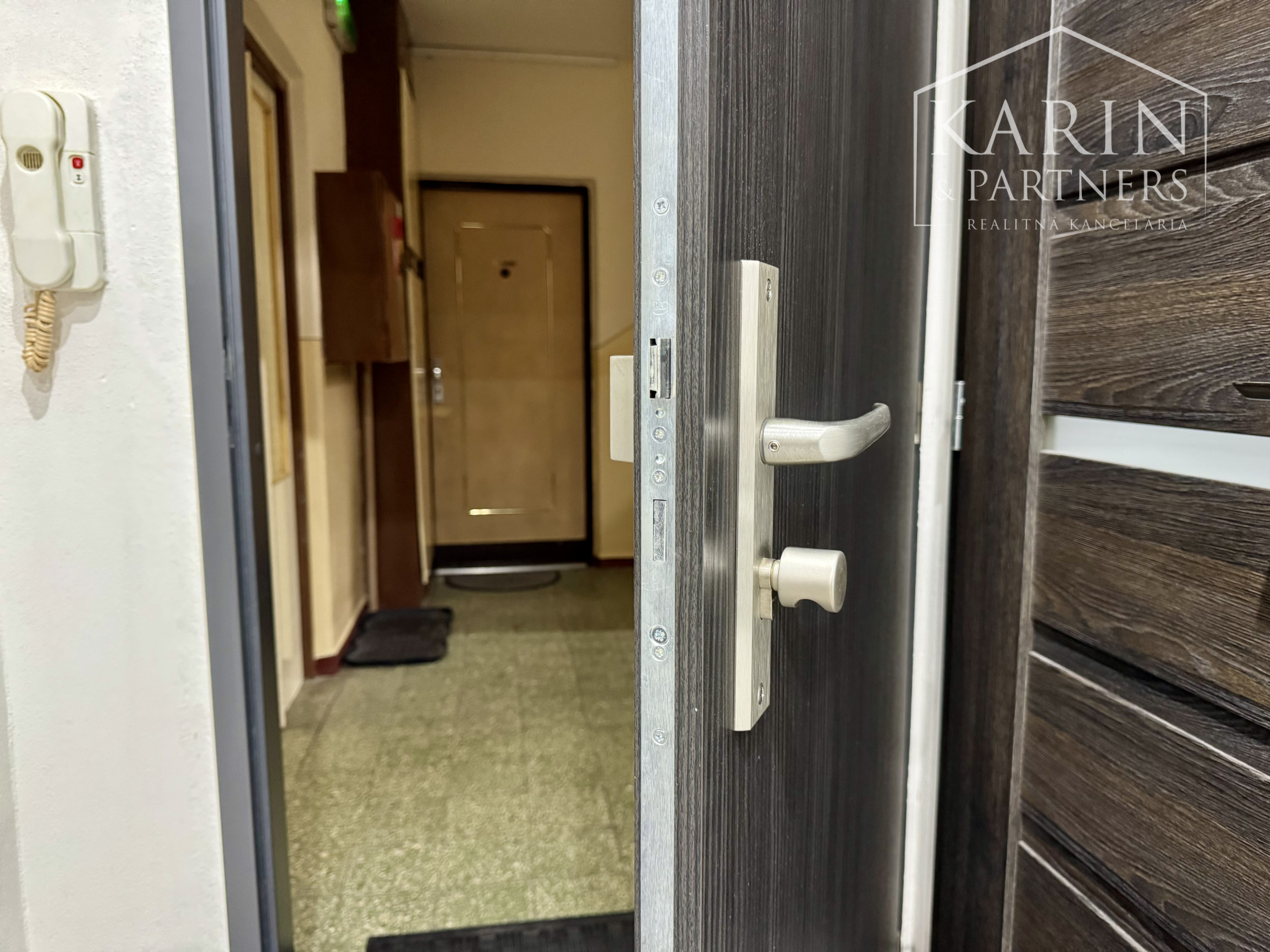 2i ZARIADENÝ BYT NA PREDAJ, HOLÍČ, PRI KAŠTIELI