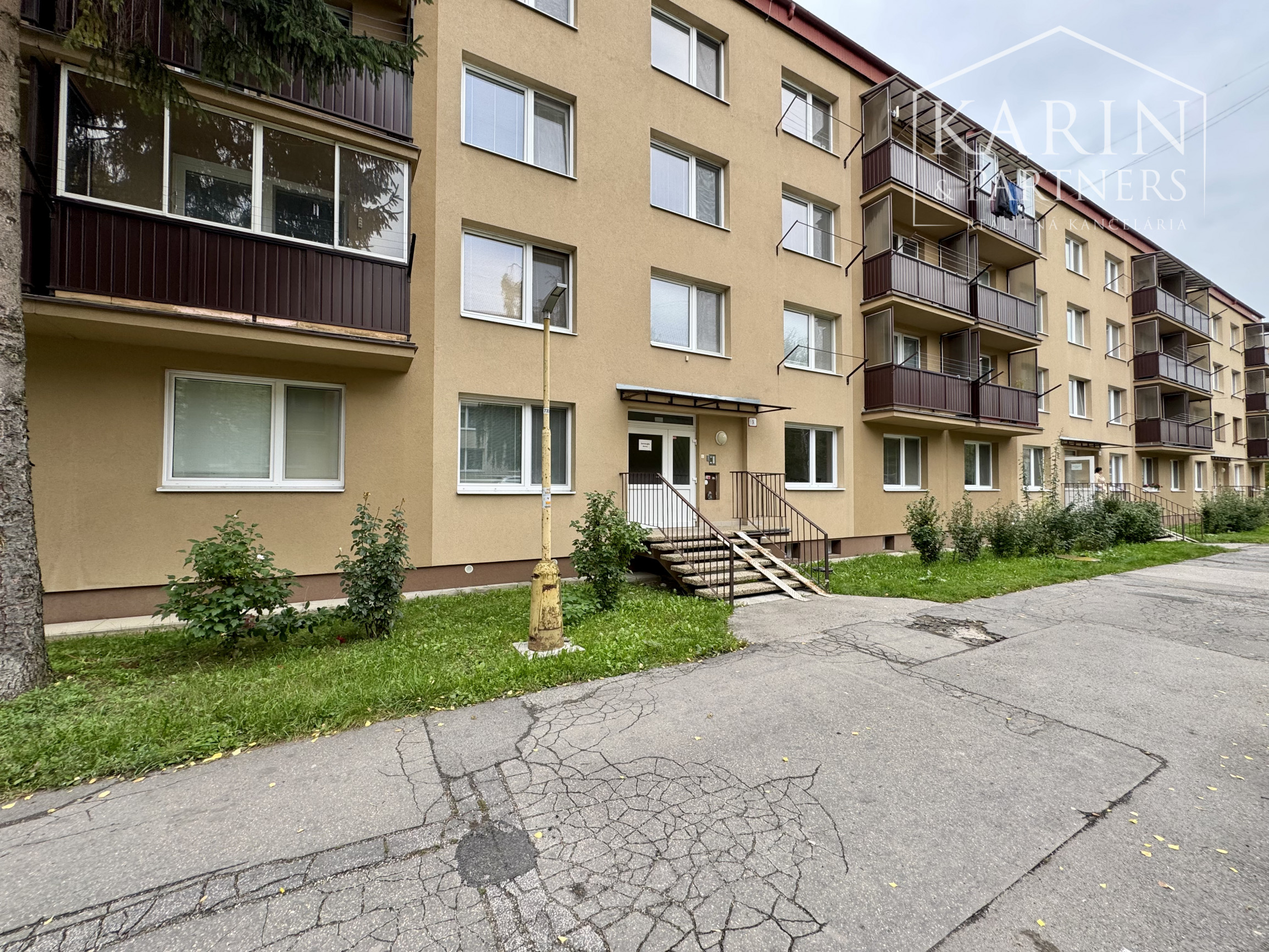 2i ZARIADENÝ BYT NA PREDAJ, HOLÍČ, PRI KAŠTIELI