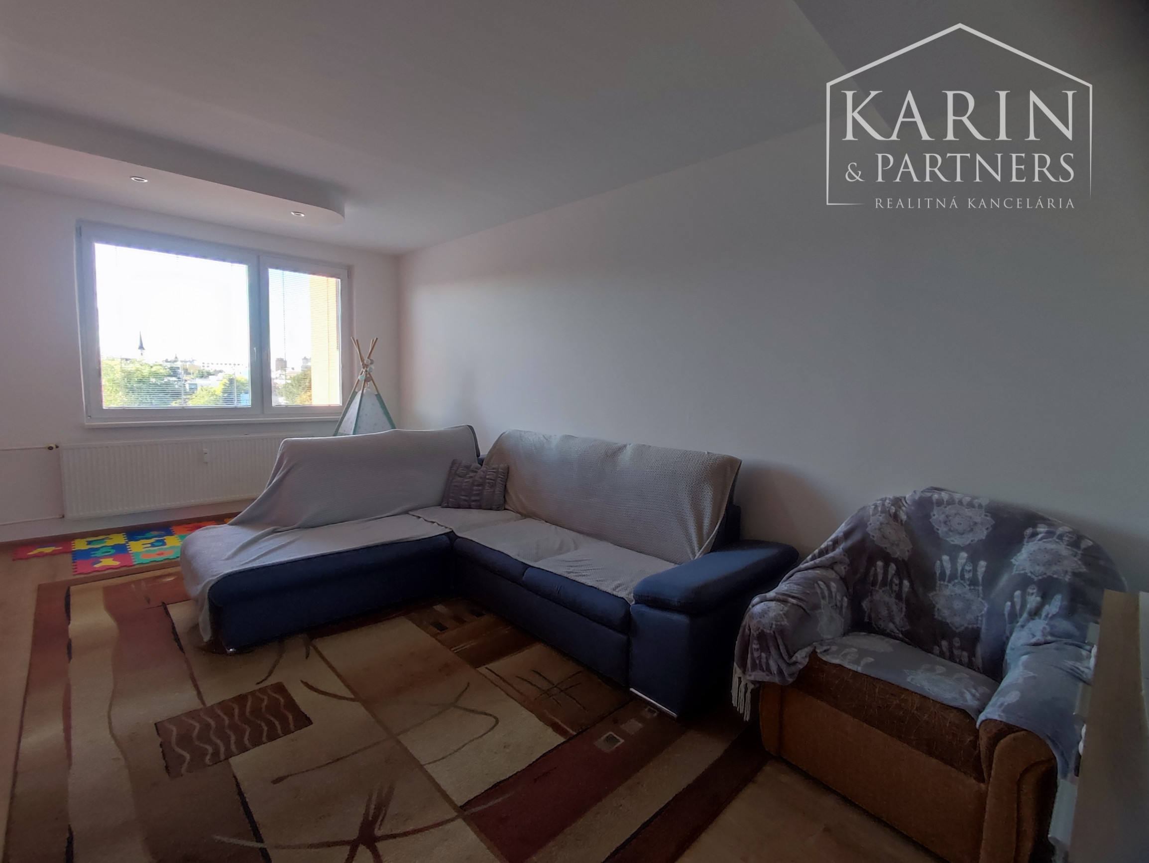 Na predaj kompletne zrekonštruovaný 3-izbový byt s balkónom, komorou a 2 pivnicami – Nové Zámky