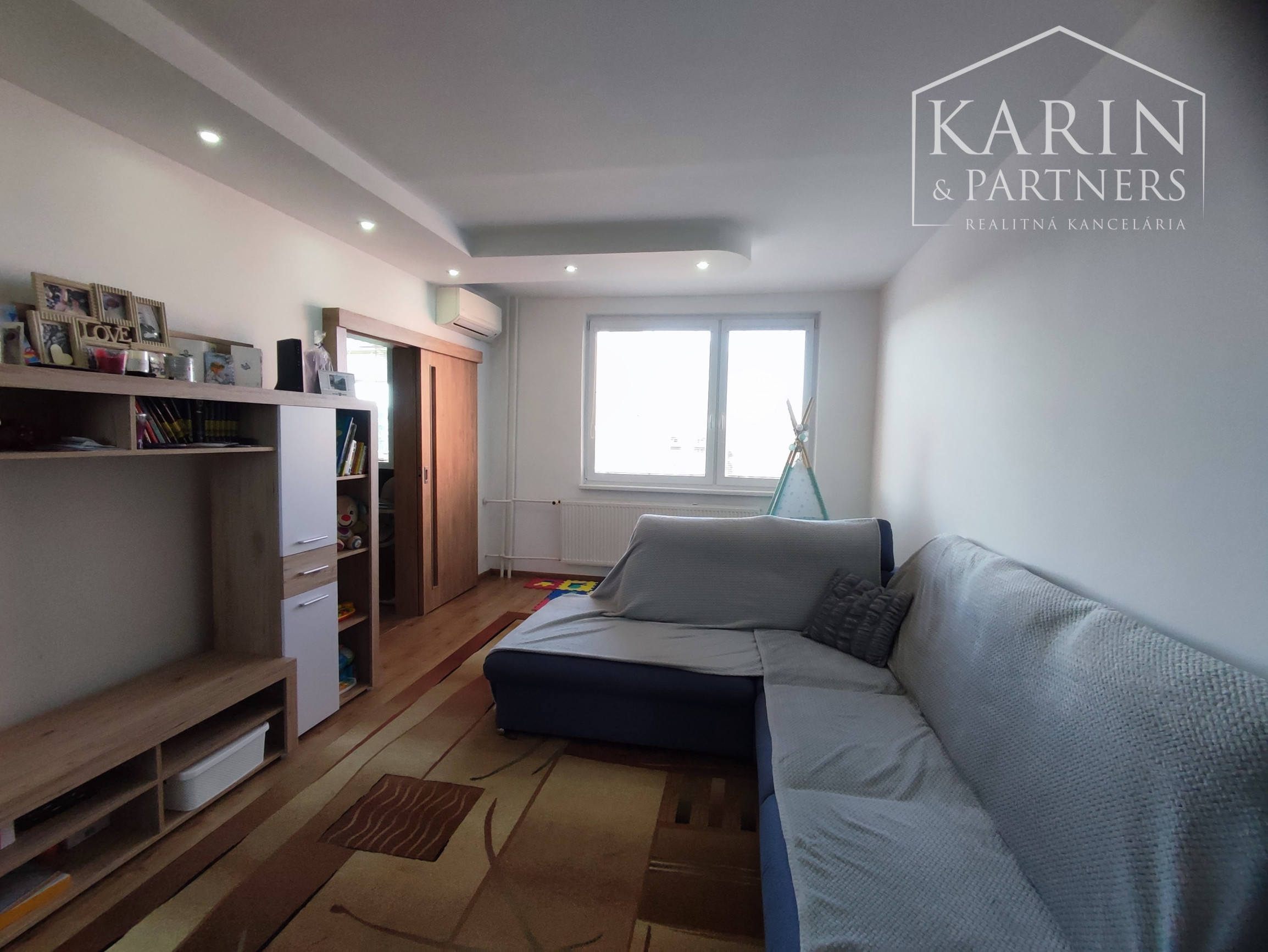 Na predaj kompletne zrekonštruovaný 3-izbový byt s balkónom, komorou a 2 pivnicami – Nové Zámky