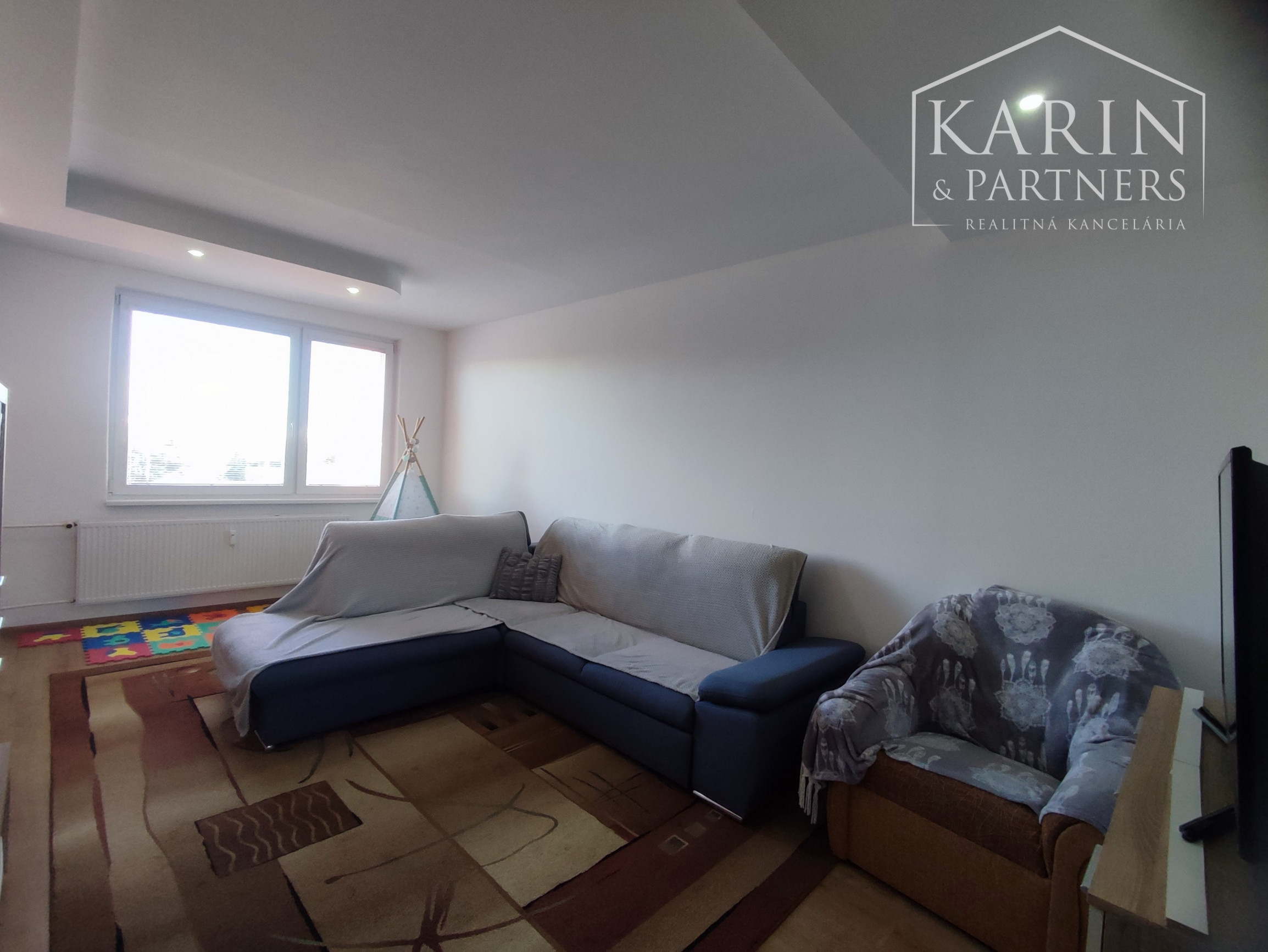 Na predaj kompletne zrekonštruovaný 3-izbový byt s balkónom, komorou a 2 pivnicami – Nové Zámky