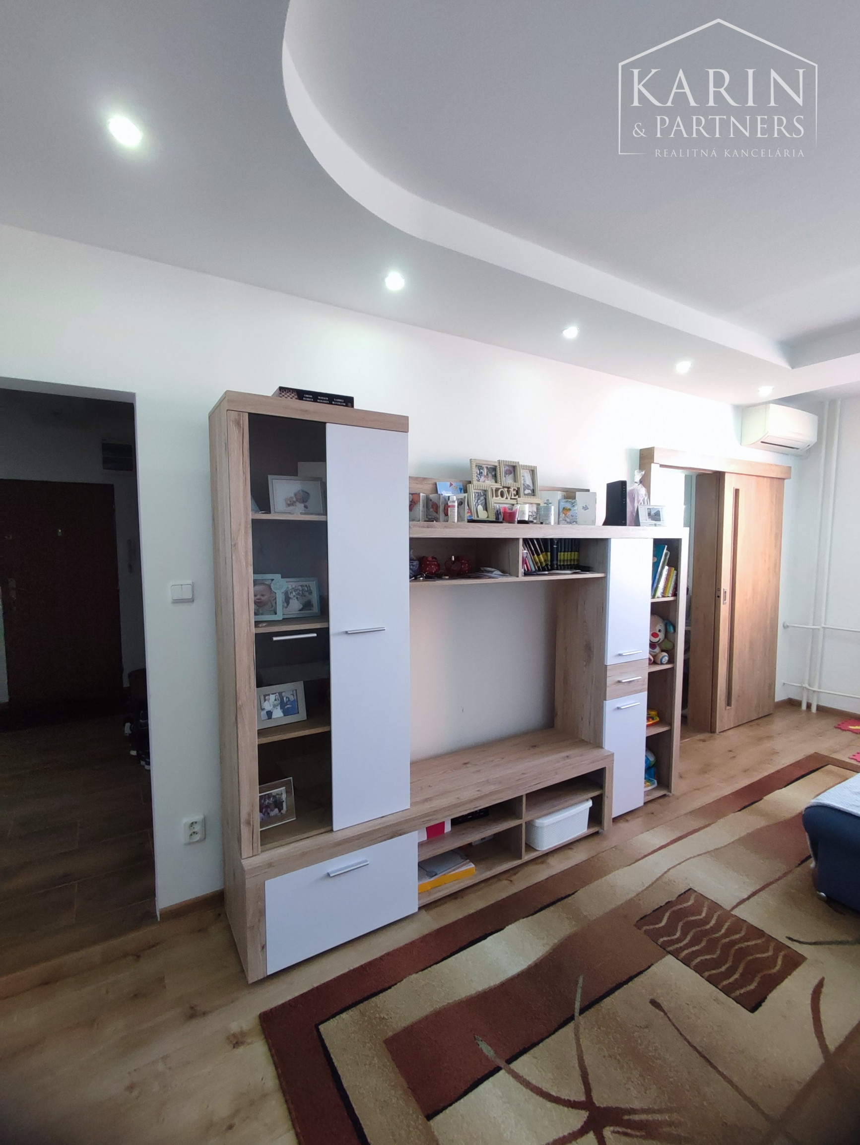 Na predaj kompletne zrekonštruovaný 3-izbový byt s balkónom, komorou a 2 pivnicami – Nové Zámky