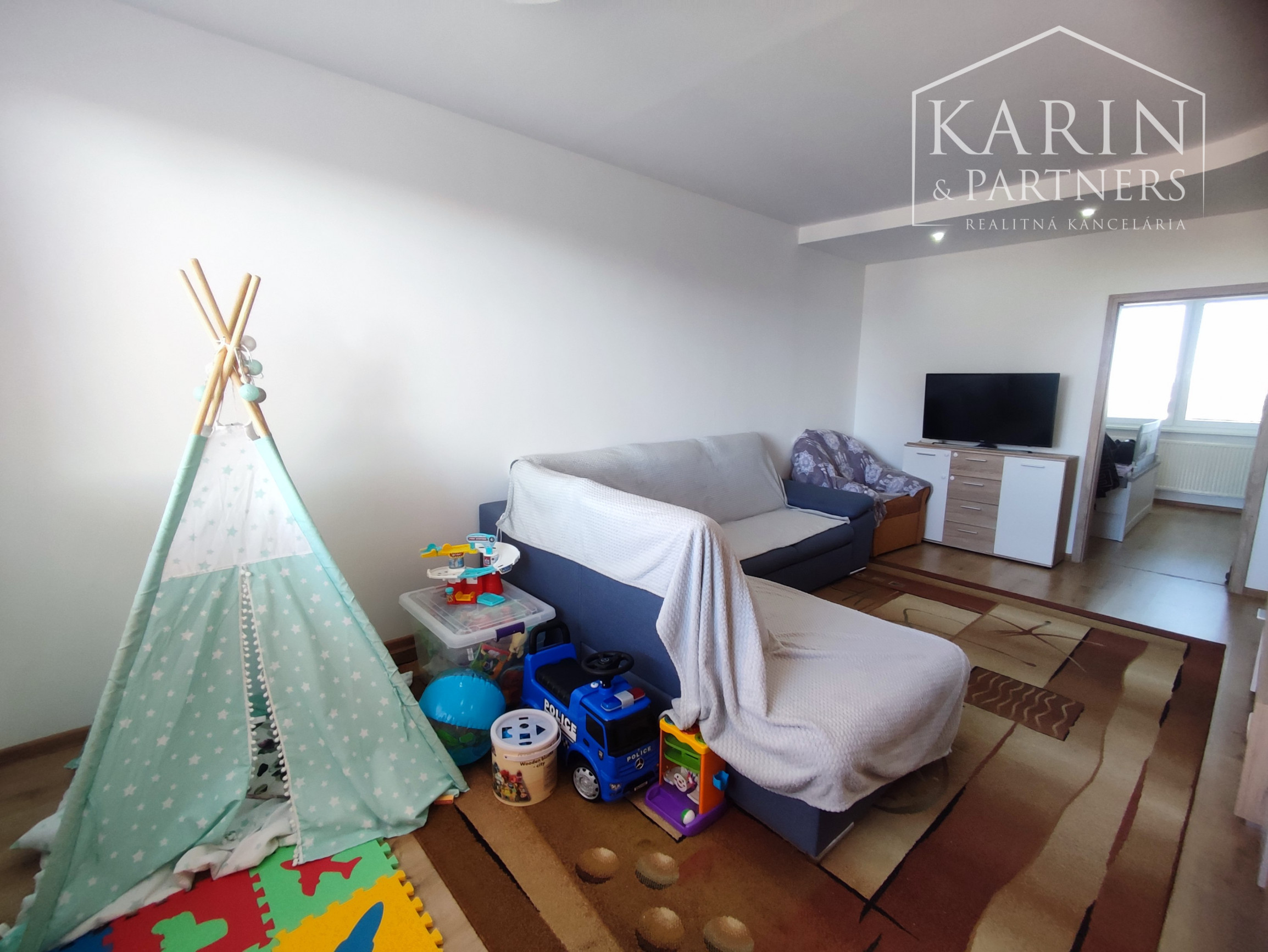 Na predaj kompletne zrekonštruovaný 3-izbový byt s balkónom, komorou a 2 pivnicami – Nové Zámky