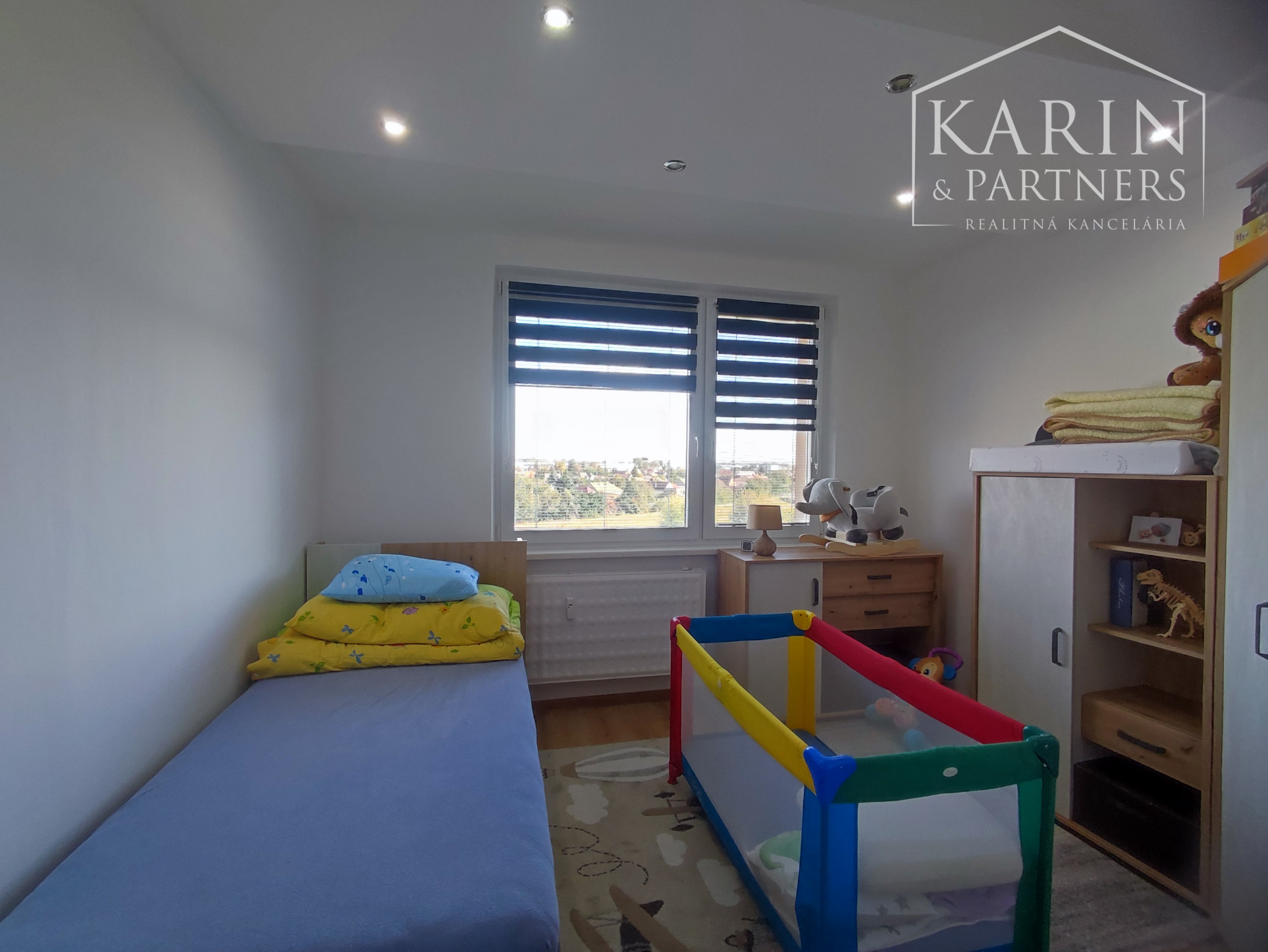 Na predaj kompletne zrekonštruovaný 3-izbový byt s balkónom, komorou a 2 pivnicami – Nové Zámky