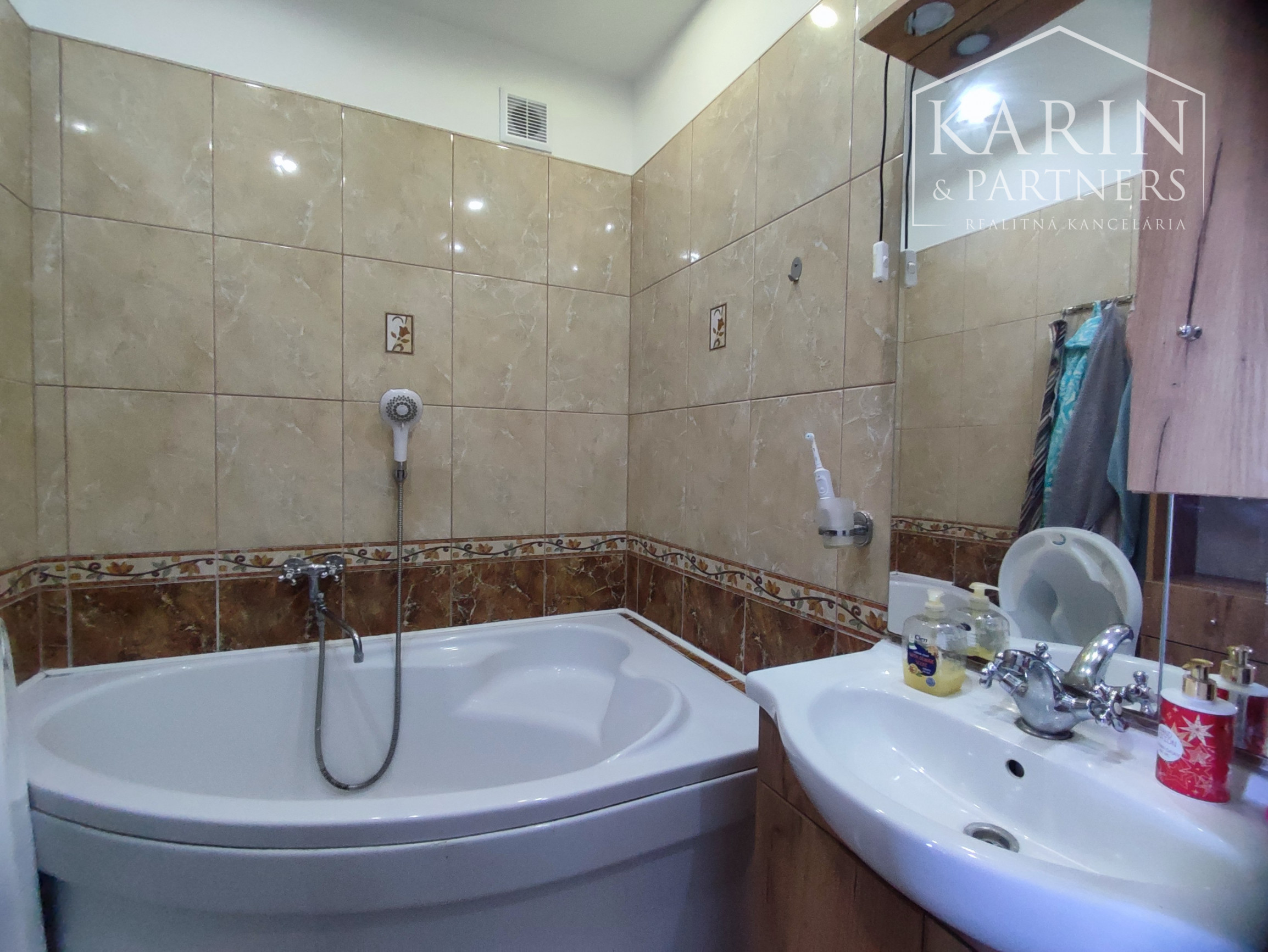 Na predaj kompletne zrekonštruovaný 3-izbový byt s balkónom, komorou a 2 pivnicami – Nové Zámky