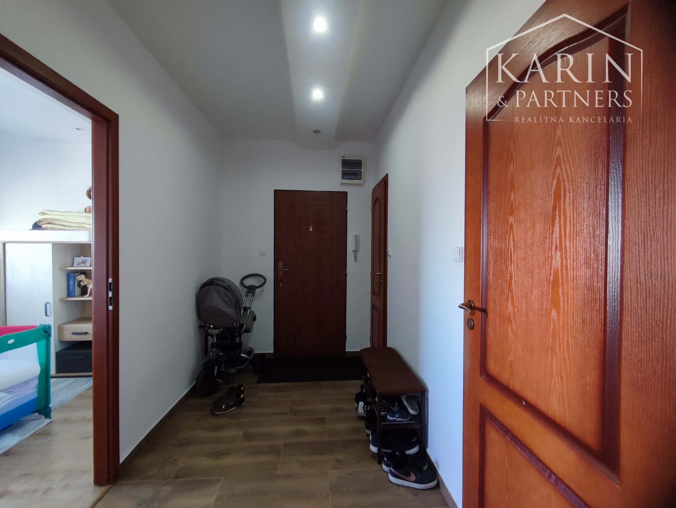 Na predaj kompletne zrekonštruovaný 3-izbový byt s balkónom, komorou a 2 pivnicami – Nové Zámky