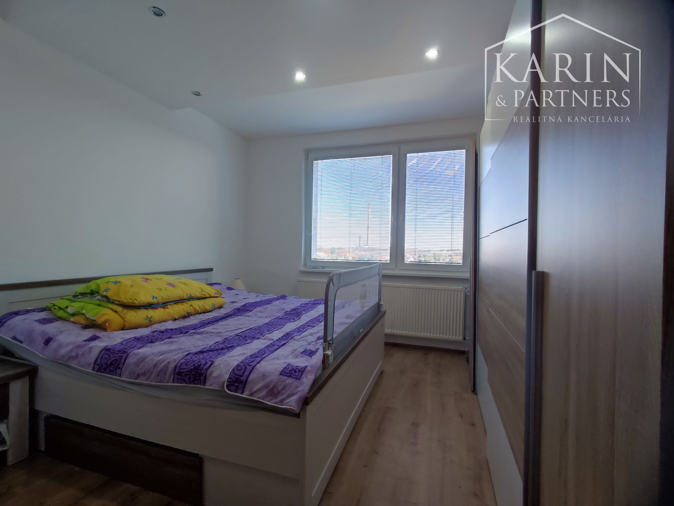 Na predaj kompletne zrekonštruovaný 3-izbový byt s balkónom, komorou a 2 pivnicami – Nové Zámky