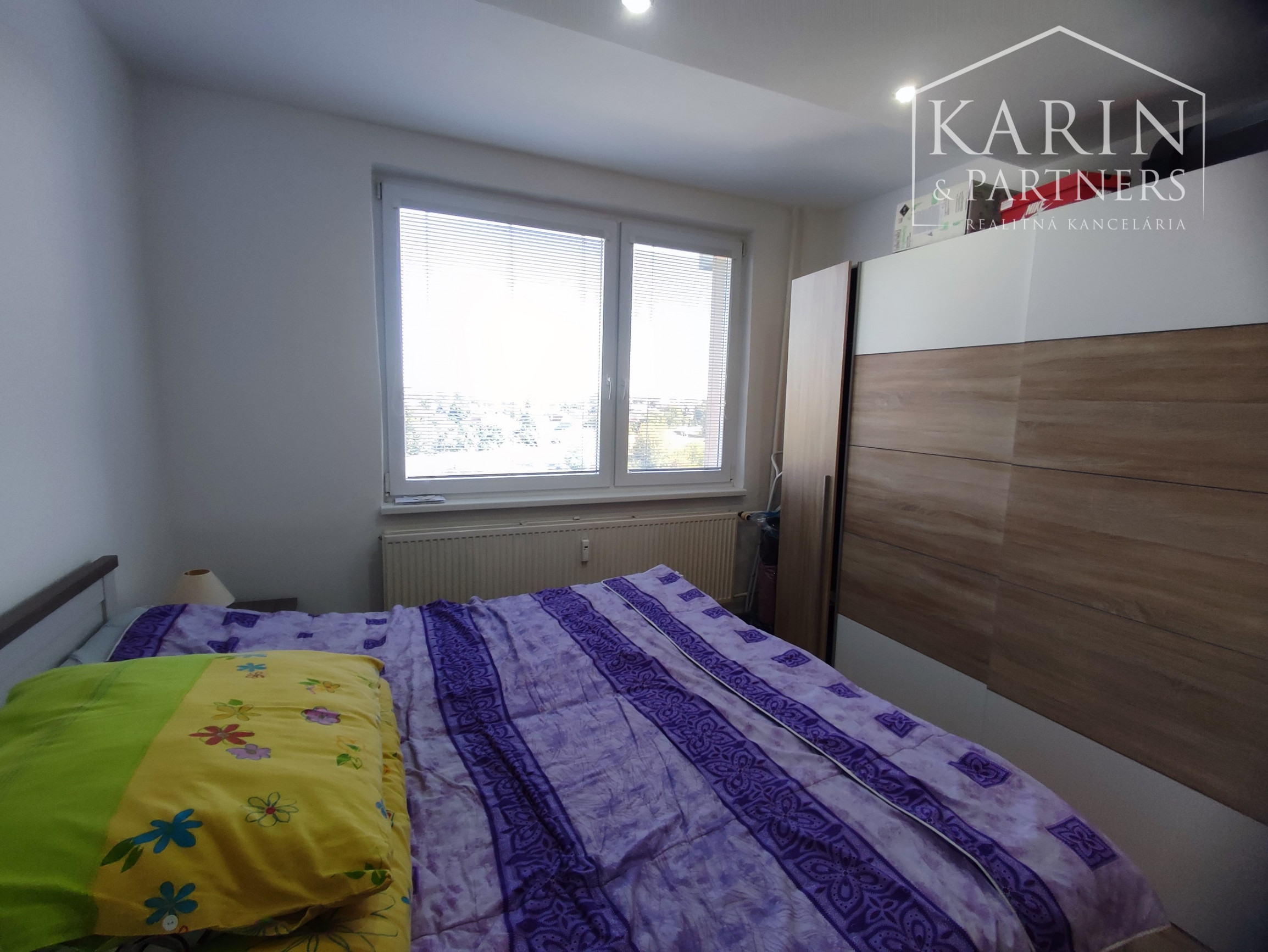 Na predaj kompletne zrekonštruovaný 3-izbový byt s balkónom, komorou a 2 pivnicami – Nové Zámky