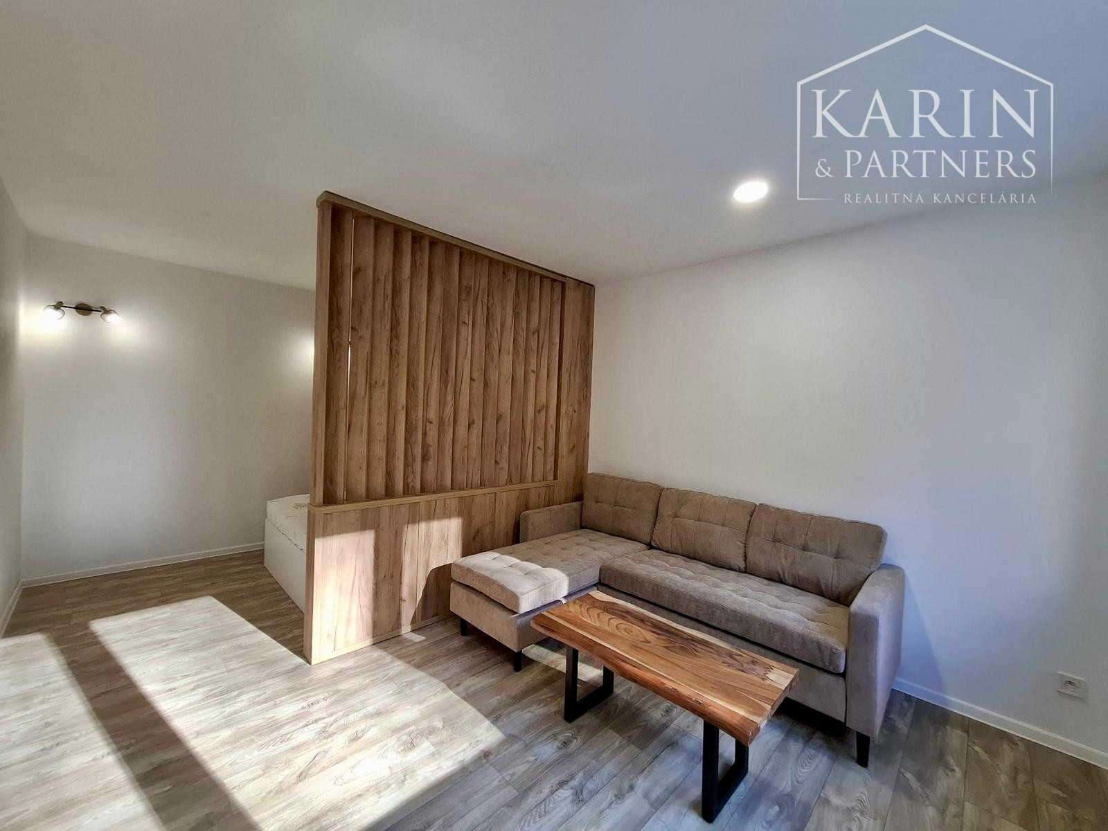 NA PRENÁJOM KOMPLETNE ZARIADENÝ DIZAJNOVO ZREKONŠTRUOVANÝ 1I BYT