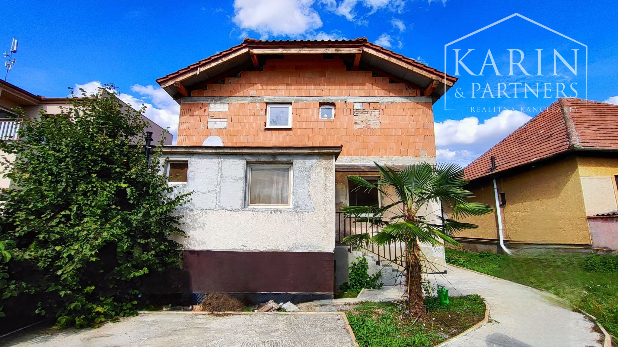 TIP: Exkluzívne len u nás: 5izbový rodinný dom v obci Nitriansky Hrádok, priamo na brehu rybníka Mederčina