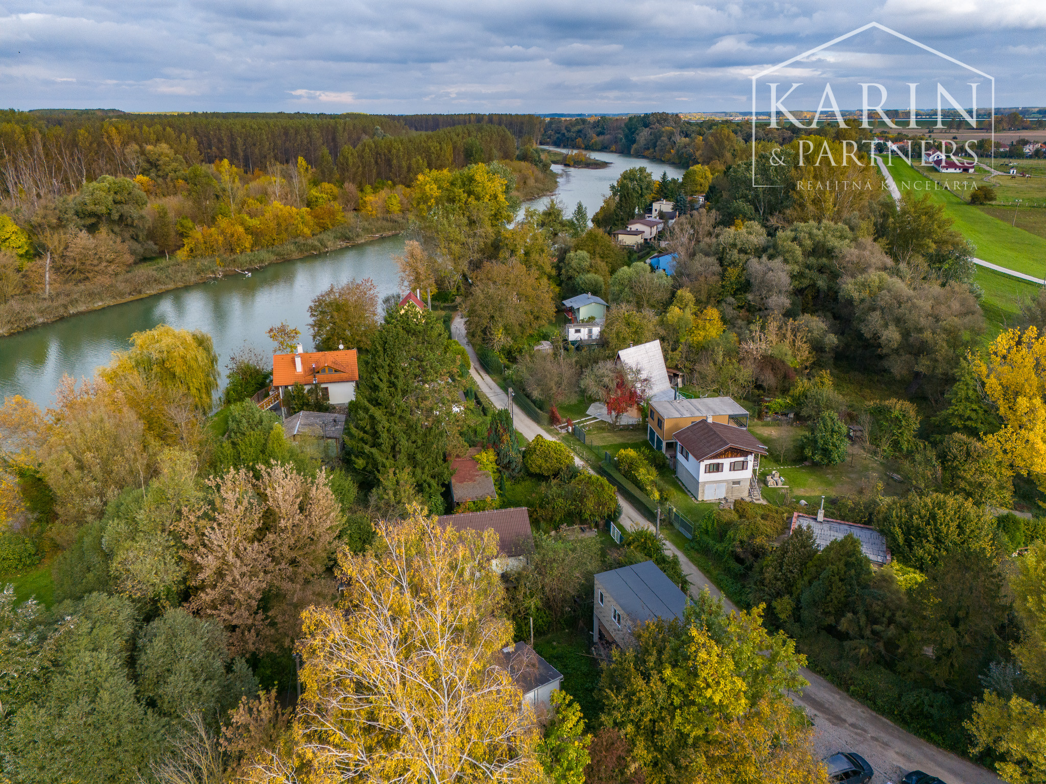 KOMPLETNE ZARIADENÝ 3I DREVODOM V CHATOVEJ OSADE