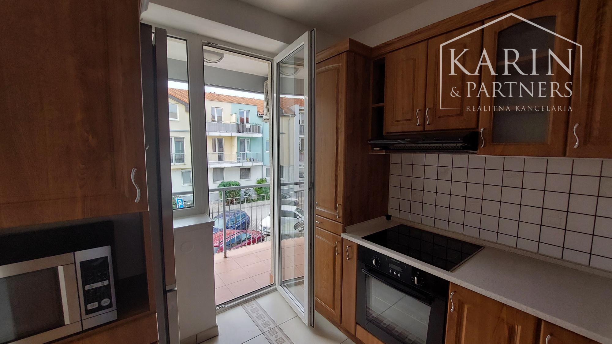 Vajnory - 3 izbový byt s loggiou, pivnicou  a parkovaním