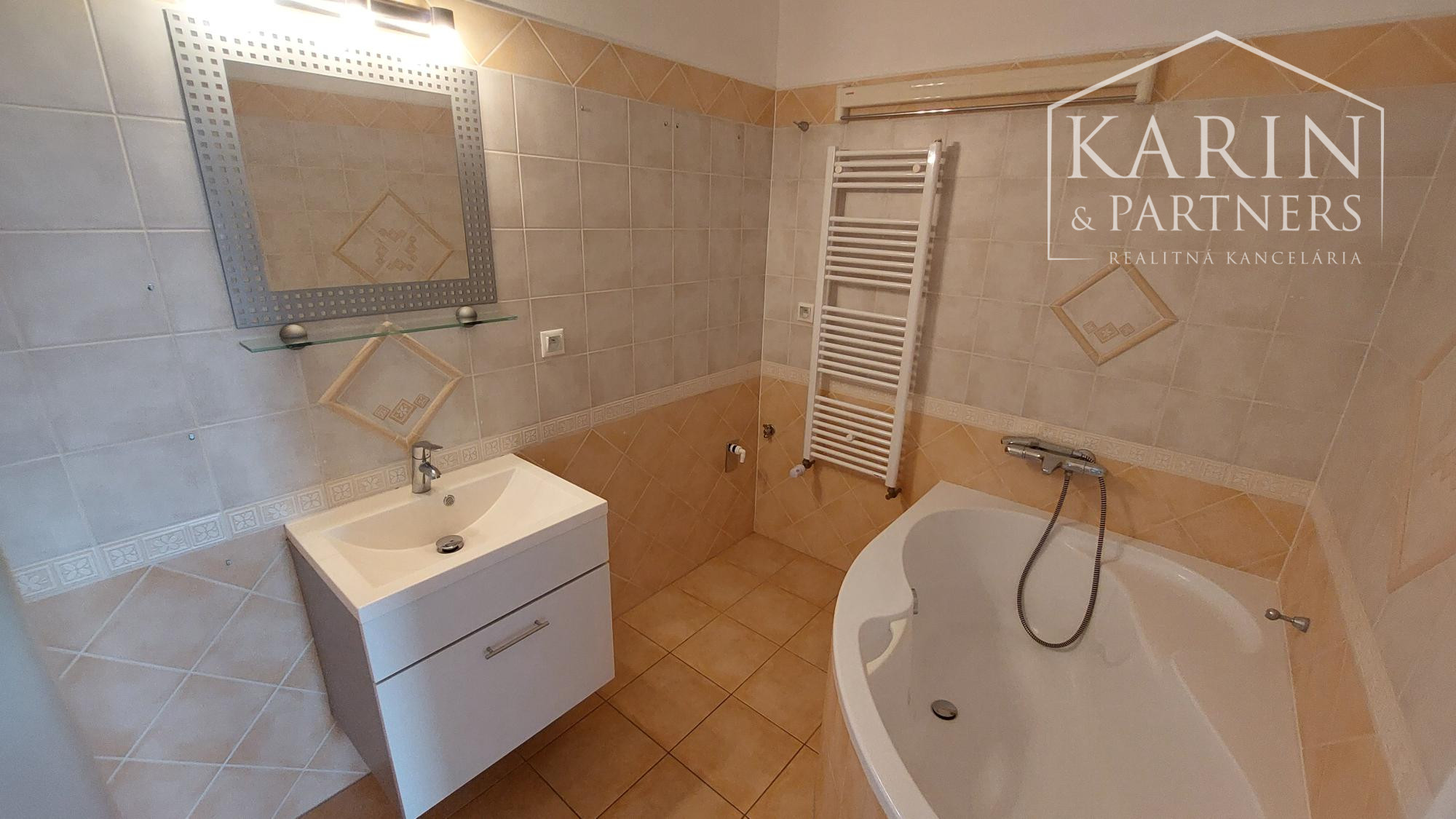 Vajnory - 3 izbový byt s loggiou, pivnicou  a parkovaním