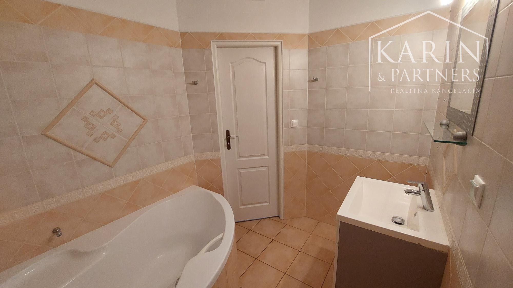 Vajnory - 3 izbový byt s loggiou, pivnicou  a parkovaním