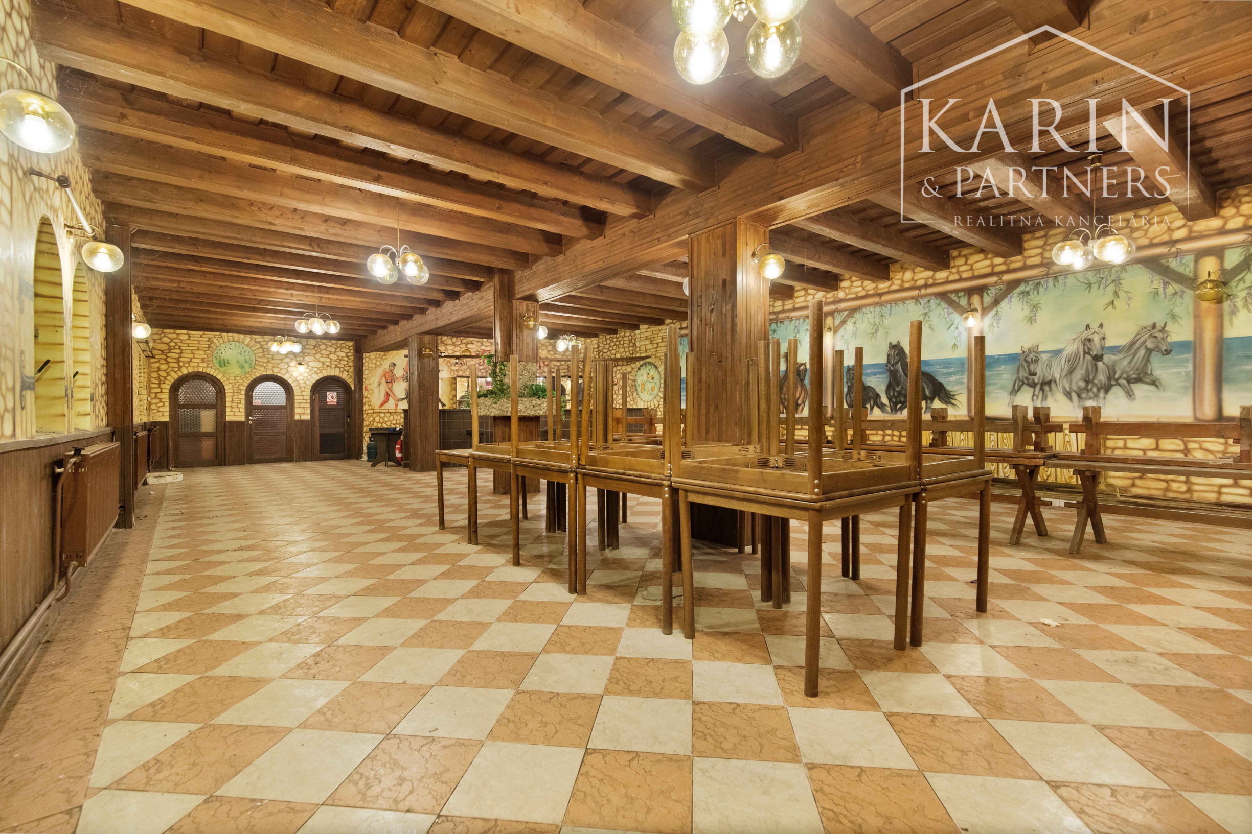 NA PREDAJ – REŠTAURÁCIA S UBYTOVANÍM V HOLÍČI