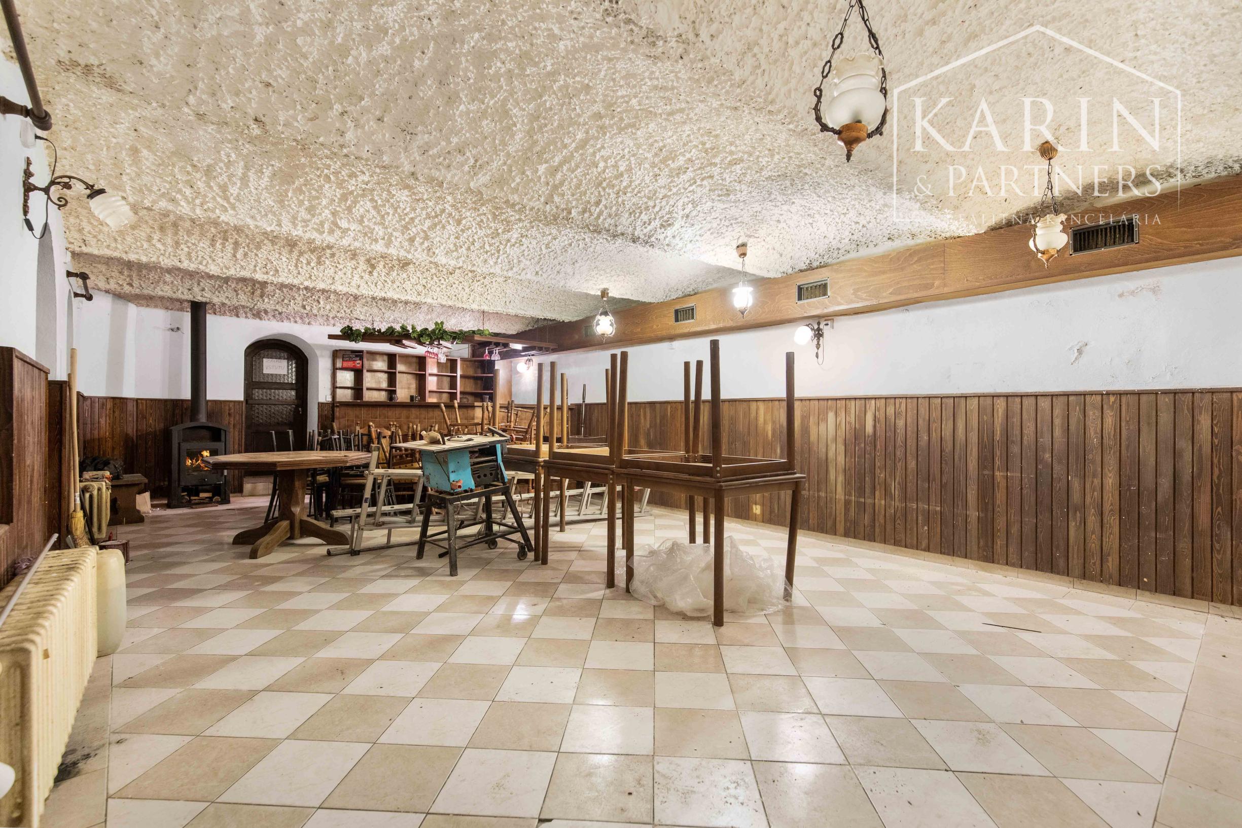 NA PREDAJ – REŠTAURÁCIA S UBYTOVANÍM V HOLÍČI