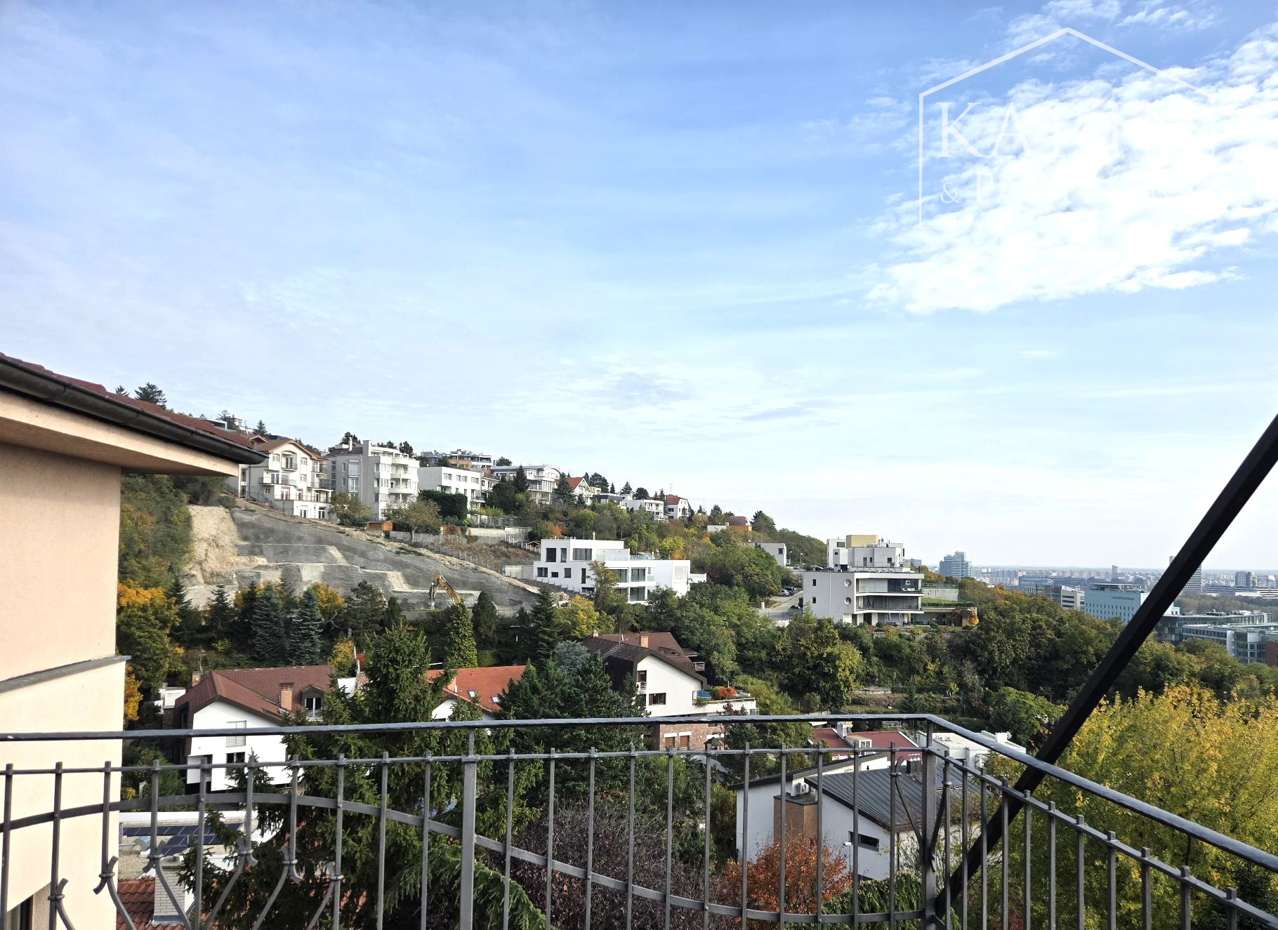 Prenájom – 4 izbový exkluzívny byt s nádherným výhľadom na Hradnom kopci – BA I Staré mesto