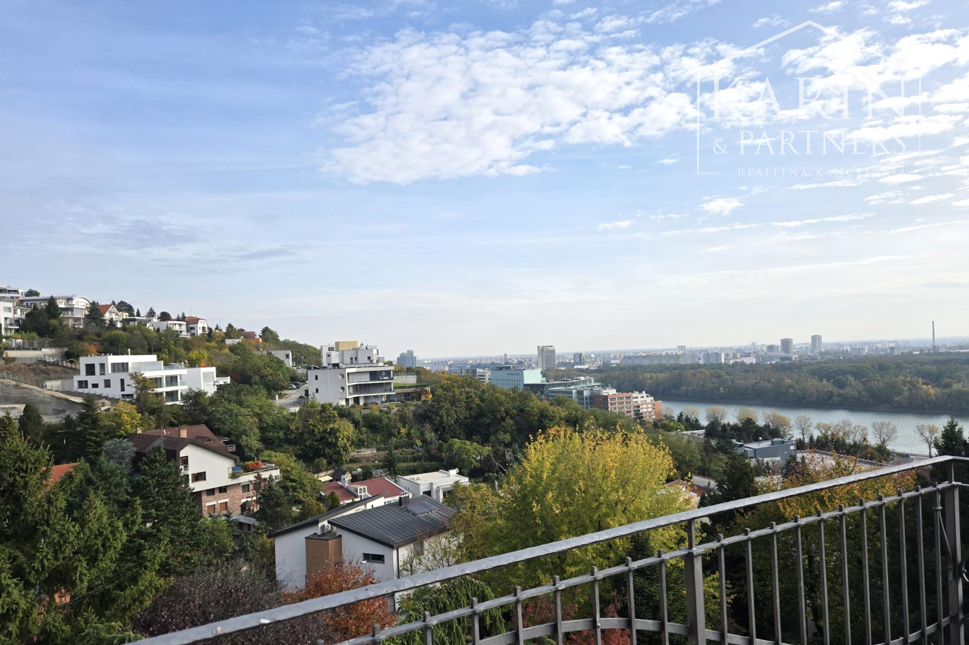 Prenájom – 4 izbový exkluzívny byt s nádherným výhľadom na Hradnom kopci – BA I Staré mesto