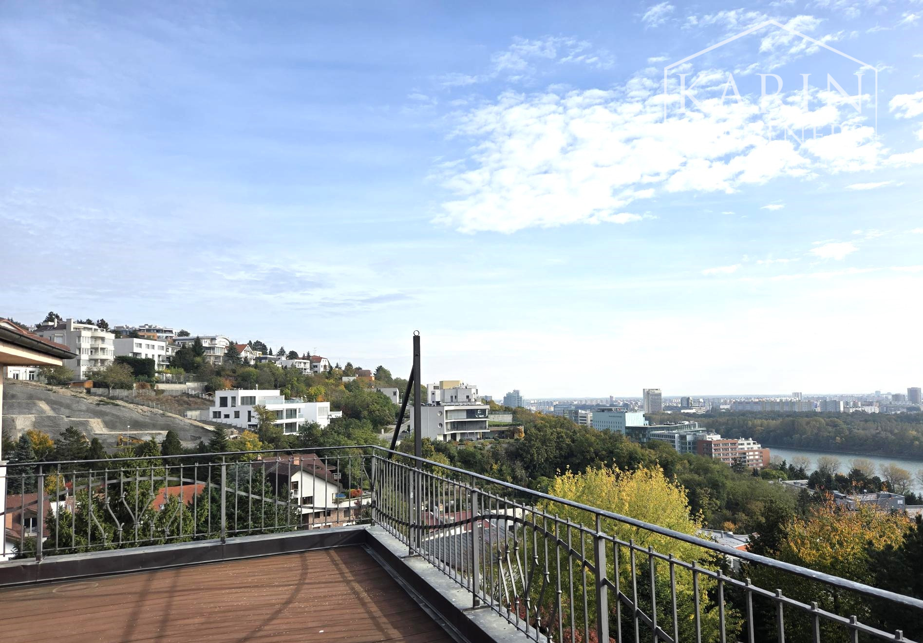 Prenájom – 4 izbový exkluzívny byt s nádherným výhľadom na Hradnom kopci – BA I Staré mesto