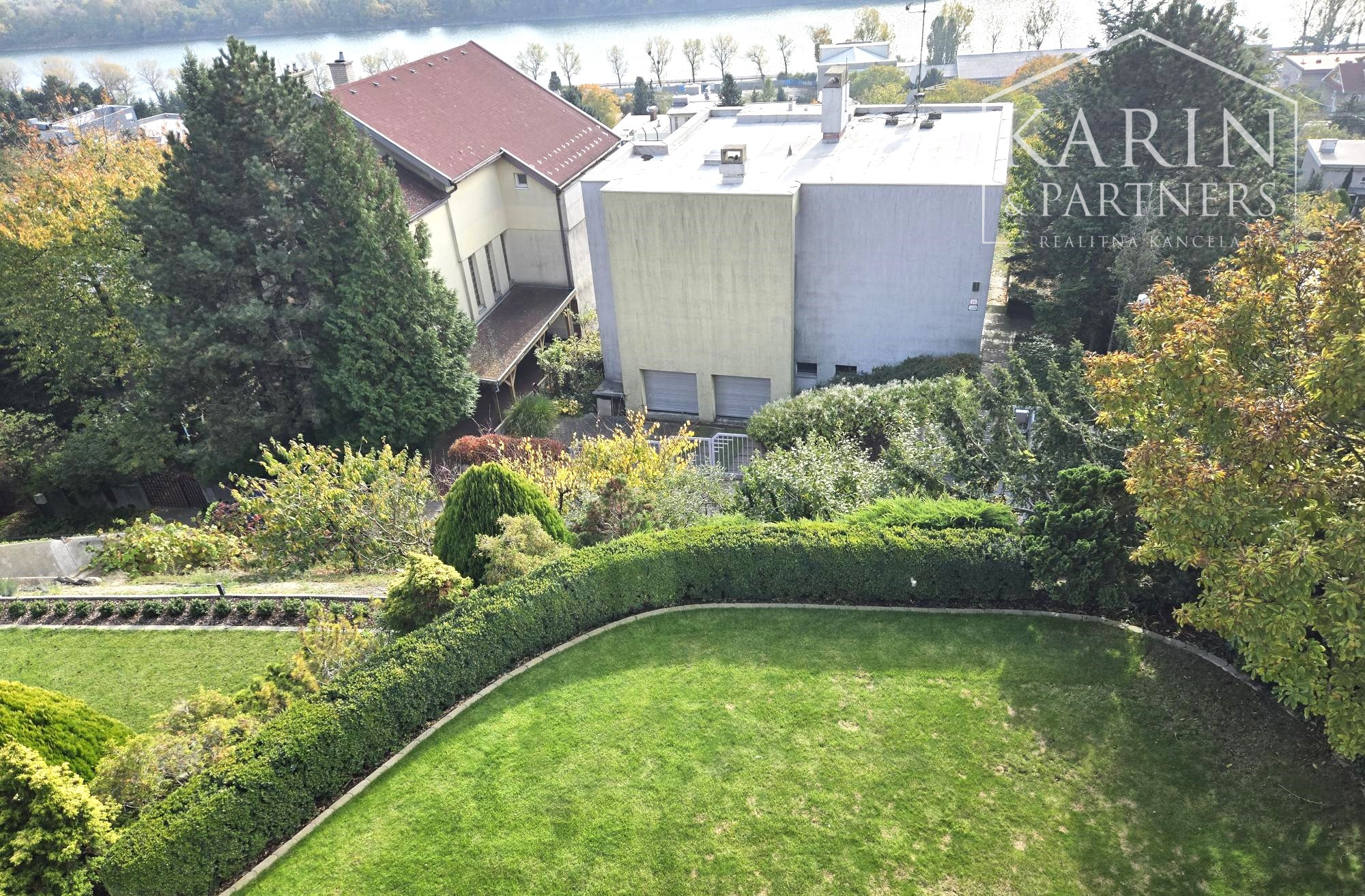 Prenájom – 4 izbový exkluzívny byt s nádherným výhľadom na Hradnom kopci – BA I Staré mesto