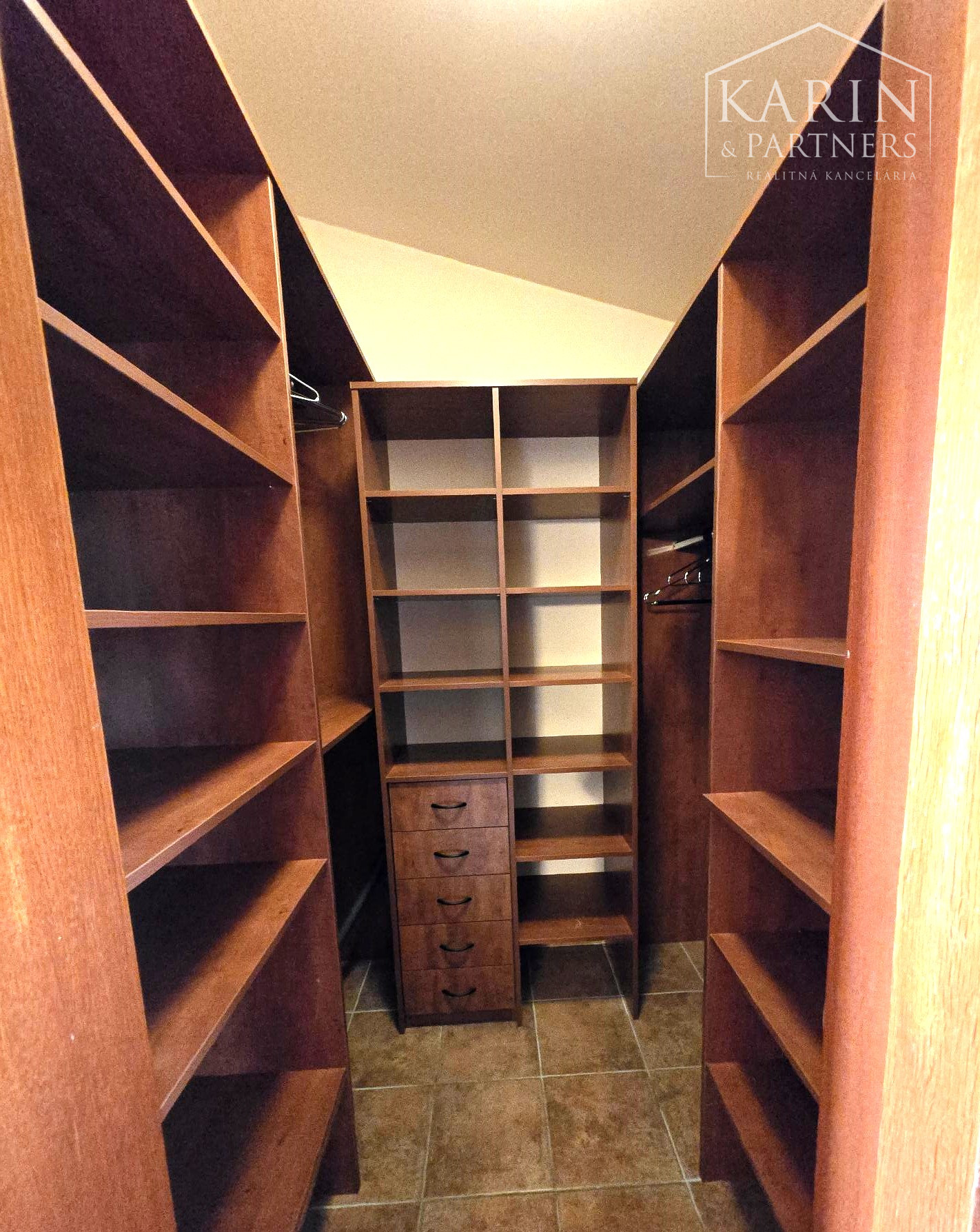 Prenájom – 4 izbový exkluzívny byt s nádherným výhľadom na Hradnom kopci – BA I Staré mesto