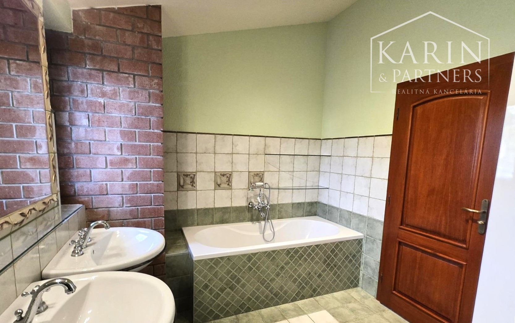 Prenájom – 4 izbový exkluzívny byt s nádherným výhľadom na Hradnom kopci – BA I Staré mesto