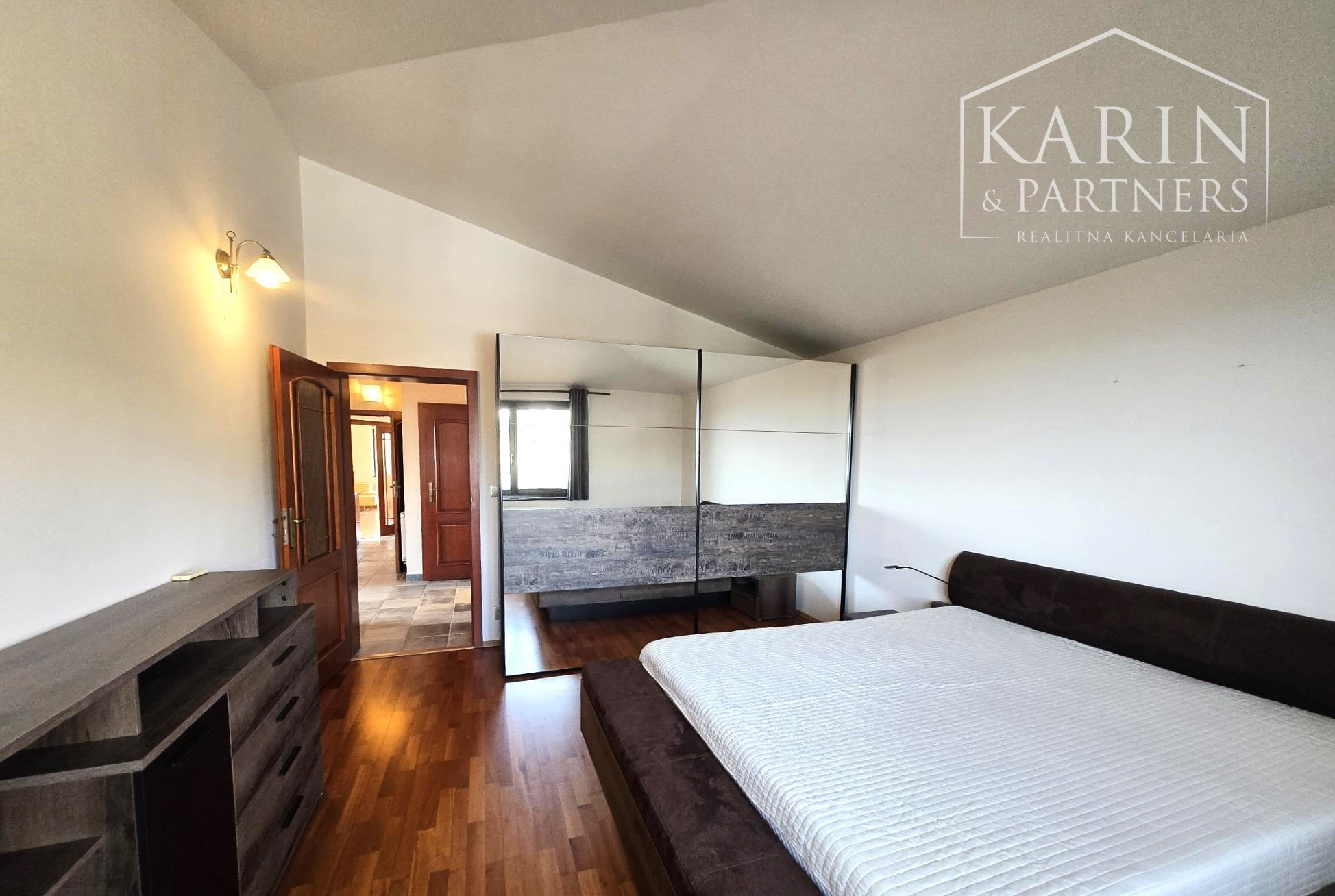 Prenájom – 4 izbový exkluzívny byt s nádherným výhľadom na Hradnom kopci – BA I Staré mesto