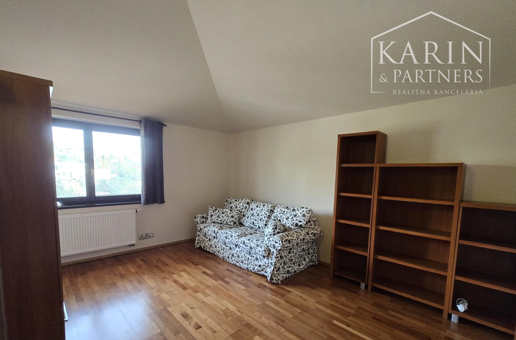 Prenájom – 4 izbový exkluzívny byt s nádherným výhľadom na Hradnom kopci – BA I Staré mesto