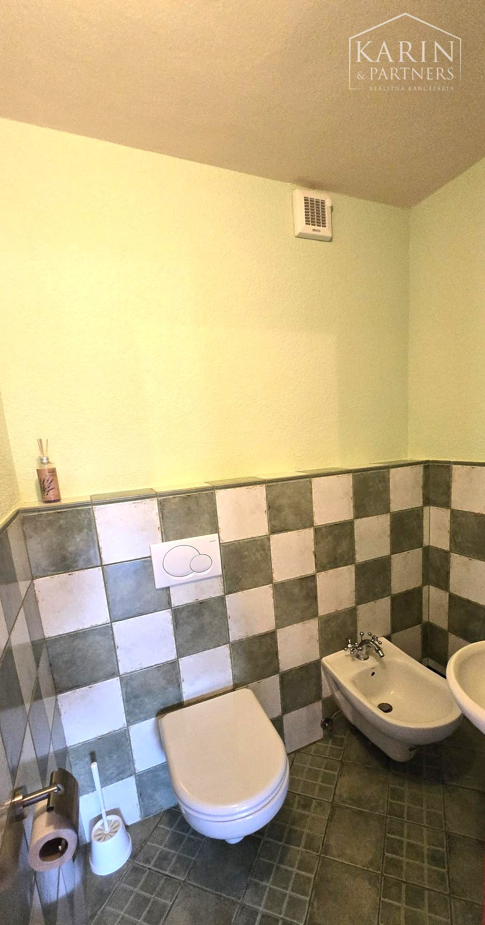 Prenájom – 4 izbový exkluzívny byt s nádherným výhľadom na Hradnom kopci – BA I Staré mesto