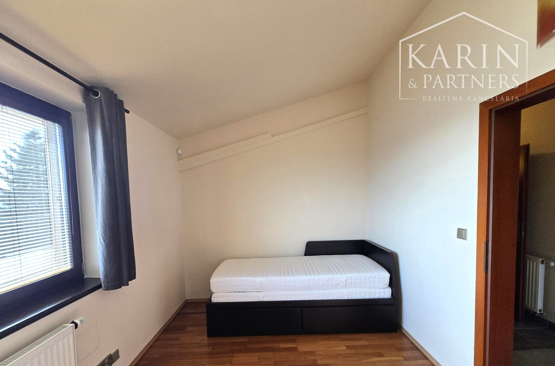 Prenájom – 4 izbový exkluzívny byt s nádherným výhľadom na Hradnom kopci – BA I Staré mesto