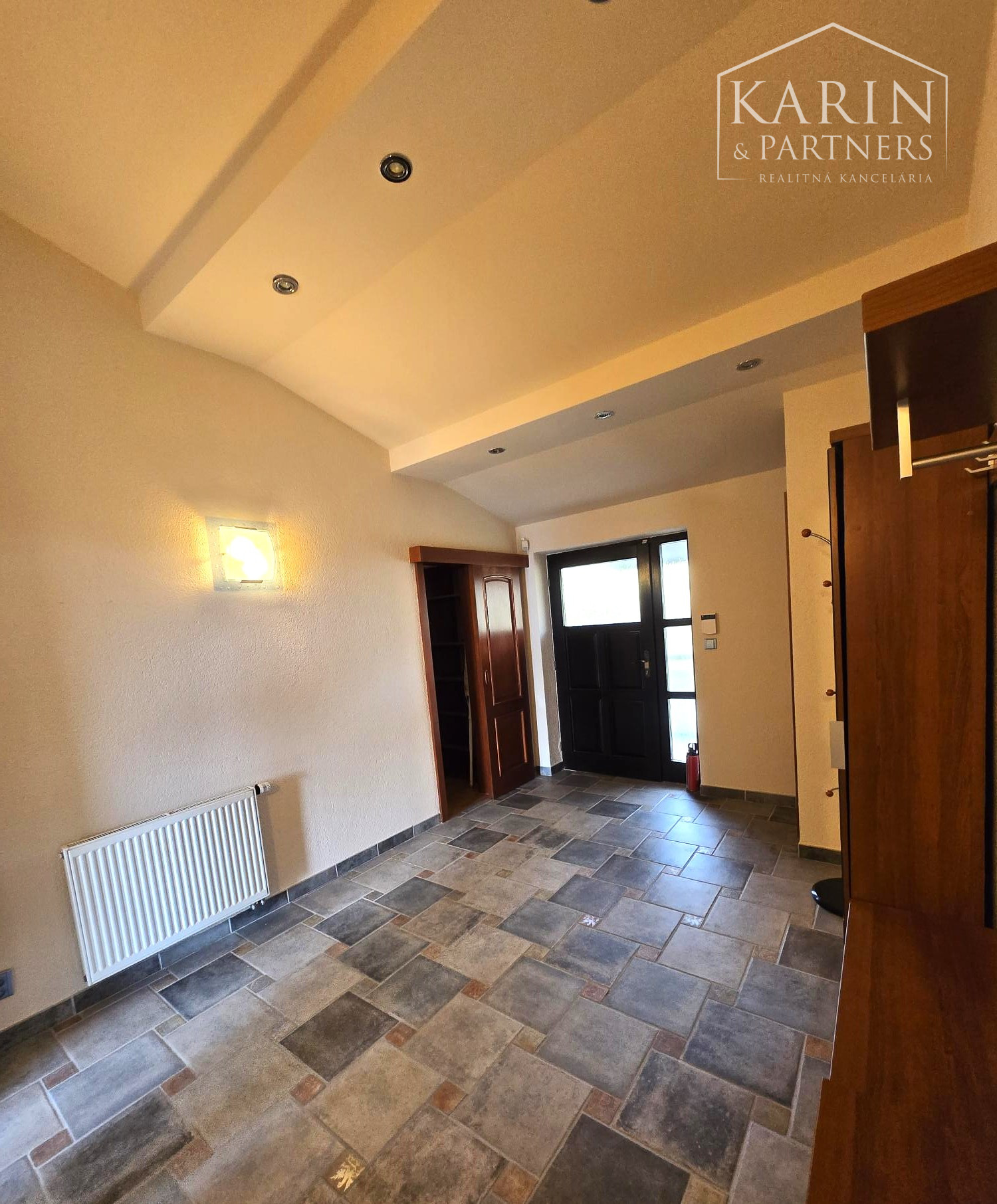 Prenájom – 4 izbový exkluzívny byt s nádherným výhľadom na Hradnom kopci – BA I Staré mesto