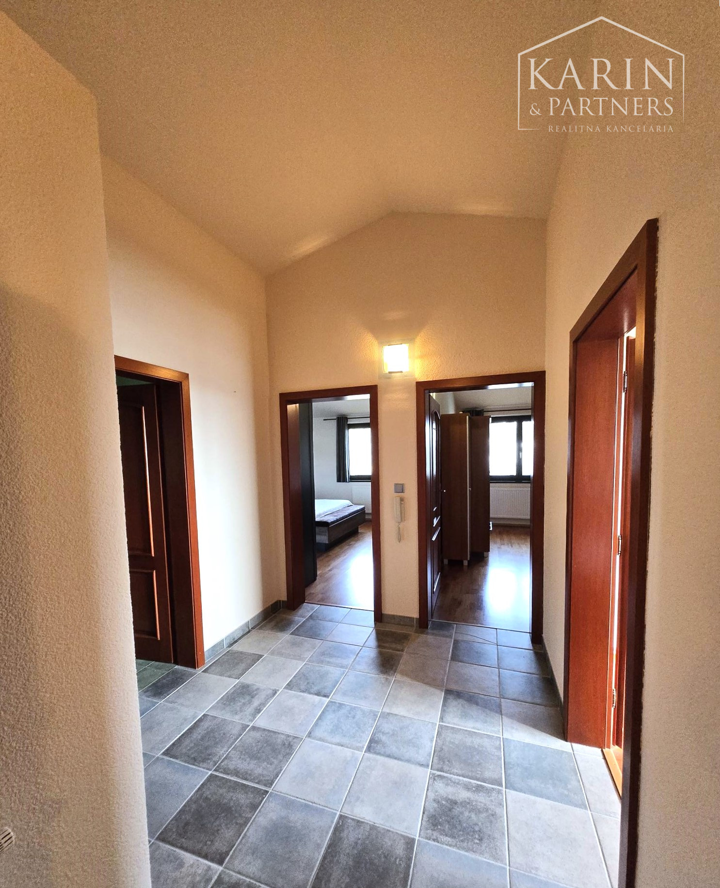 Prenájom – 4 izbový exkluzívny byt s nádherným výhľadom na Hradnom kopci – BA I Staré mesto