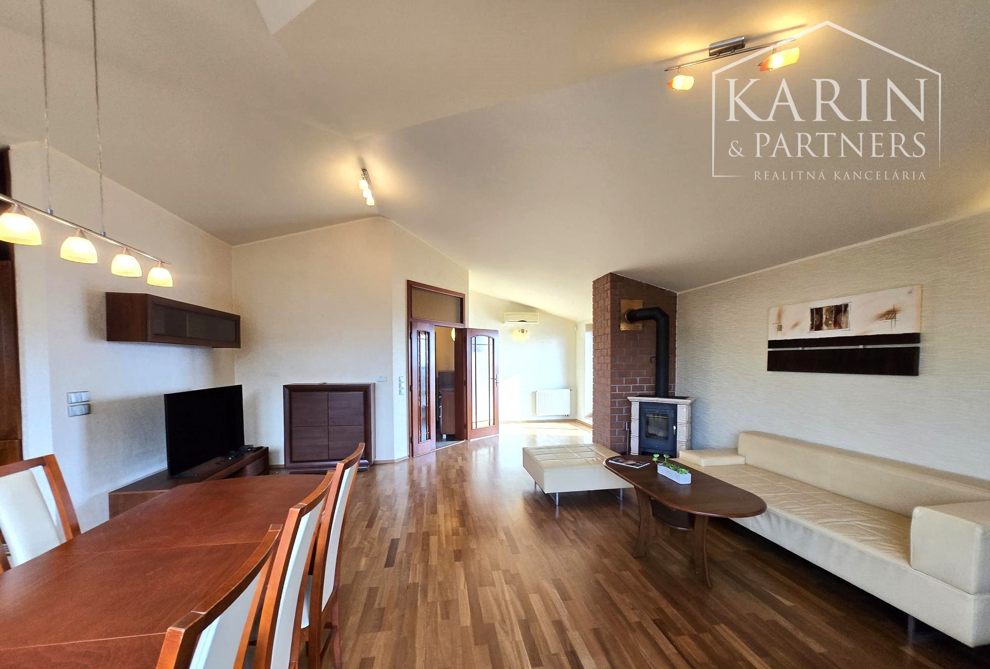 Prenájom – 4 izbový exkluzívny byt s nádherným výhľadom na Hradnom kopci – BA I Staré mesto