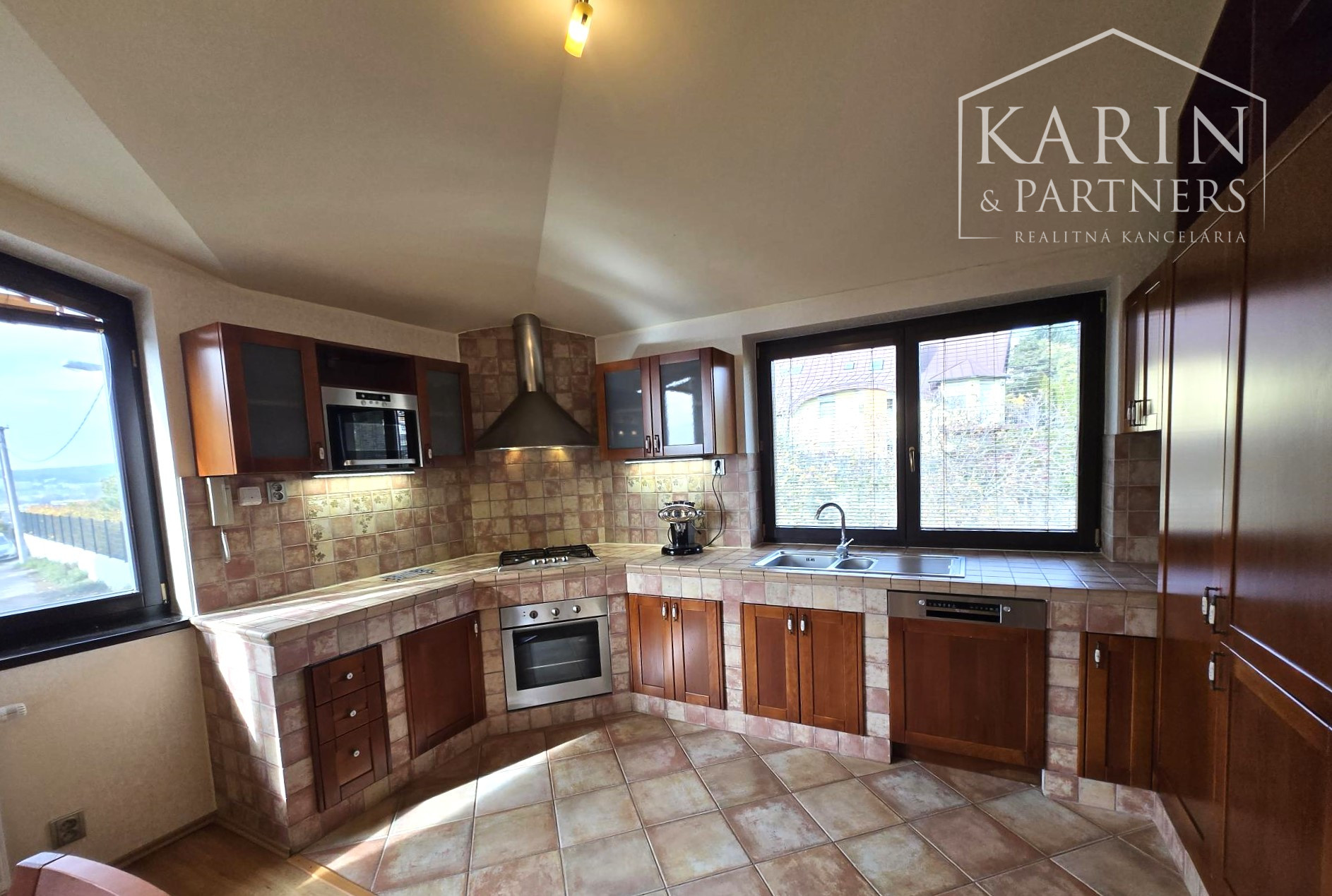 Prenájom – 4 izbový exkluzívny byt s nádherným výhľadom na Hradnom kopci – BA I Staré mesto