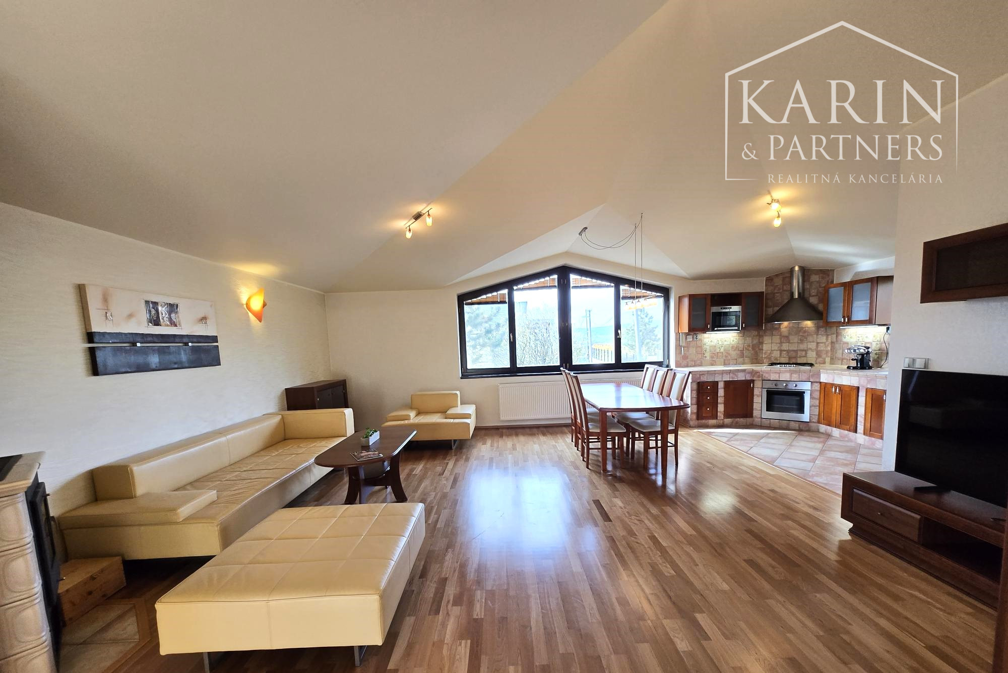 Prenájom – 4 izbový exkluzívny byt s nádherným výhľadom na Hradnom kopci – BA I Staré mesto