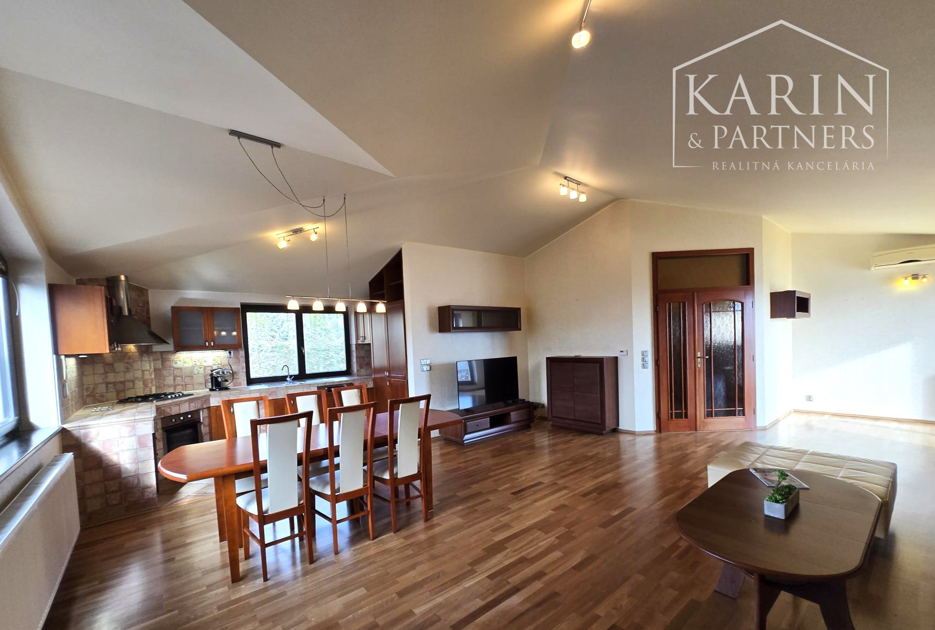 Prenájom – 4 izbový exkluzívny byt s nádherným výhľadom na Hradnom kopci – BA I Staré mesto