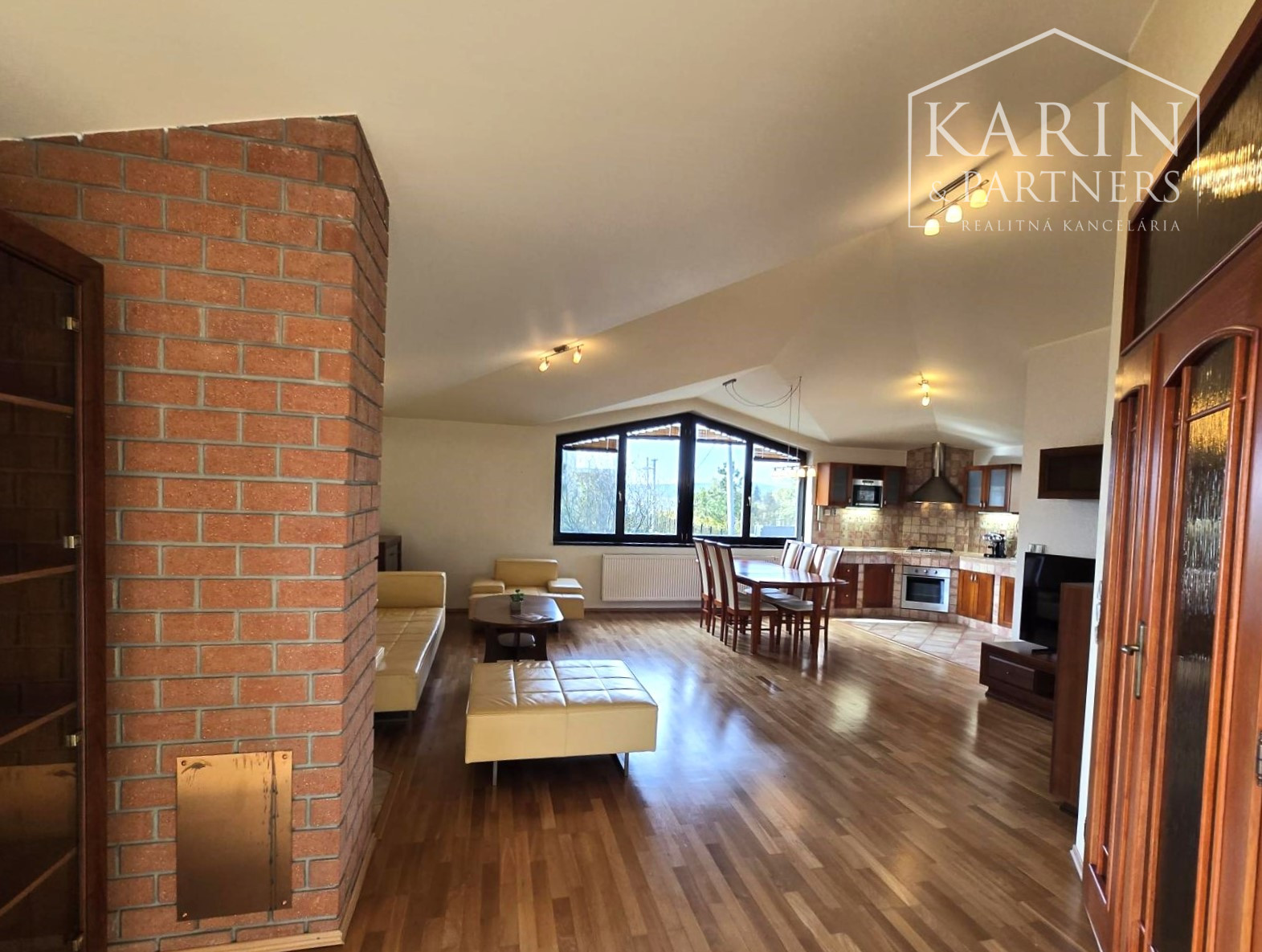 Prenájom – 4 izbový exkluzívny byt s nádherným výhľadom na Hradnom kopci – BA I Staré mesto