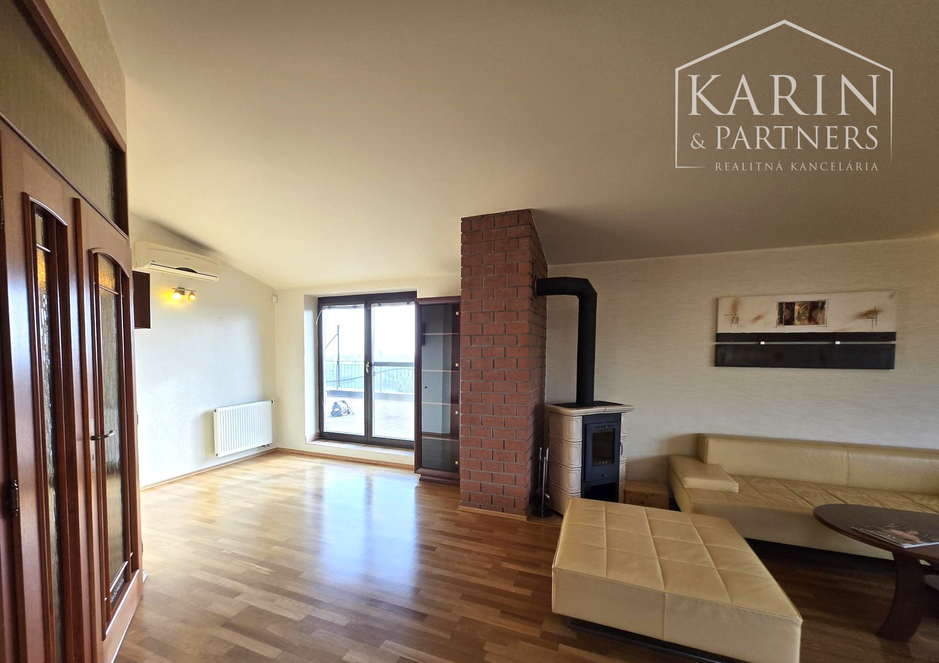 Prenájom – 4 izbový exkluzívny byt s nádherným výhľadom na Hradnom kopci – BA I Staré mesto