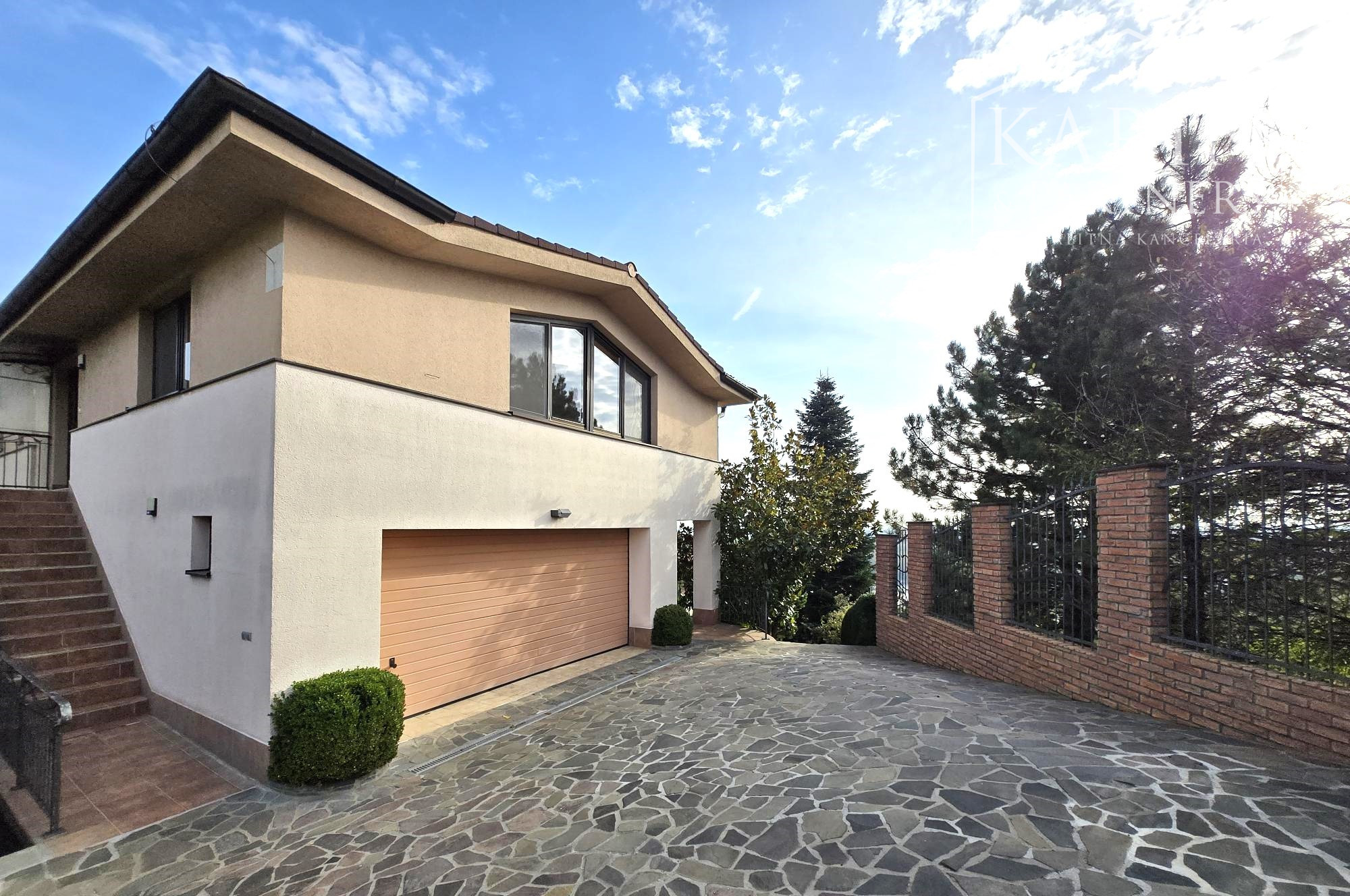 Prenájom – 4 izbový exkluzívny byt s nádherným výhľadom na Hradnom kopci – BA I Staré mesto