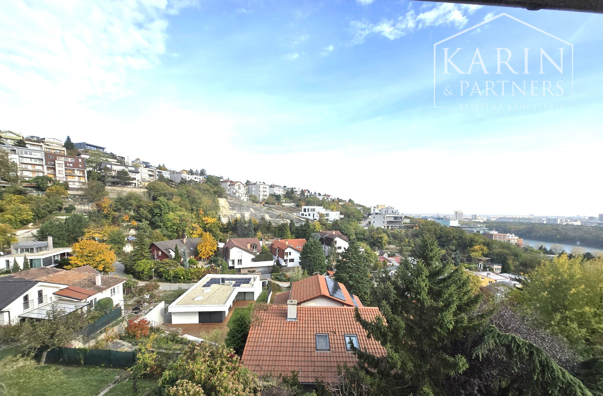 Prenájom – 4 izbový exkluzívny byt s nádherným výhľadom na Hradnom kopci – BA I Staré mesto