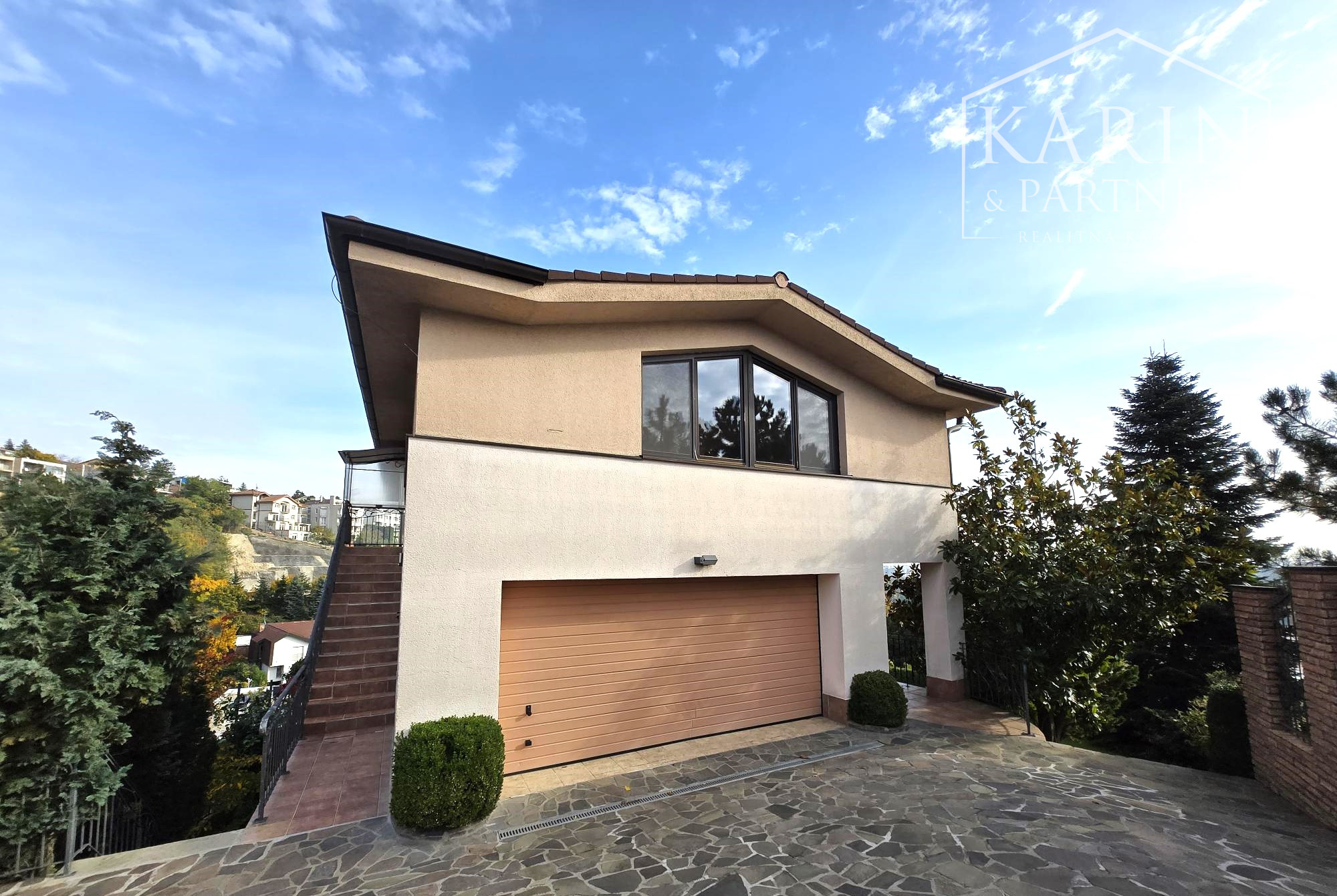 Prenájom – 4 izbový exkluzívny byt s nádherným výhľadom na Hradnom kopci – BA I Staré mesto