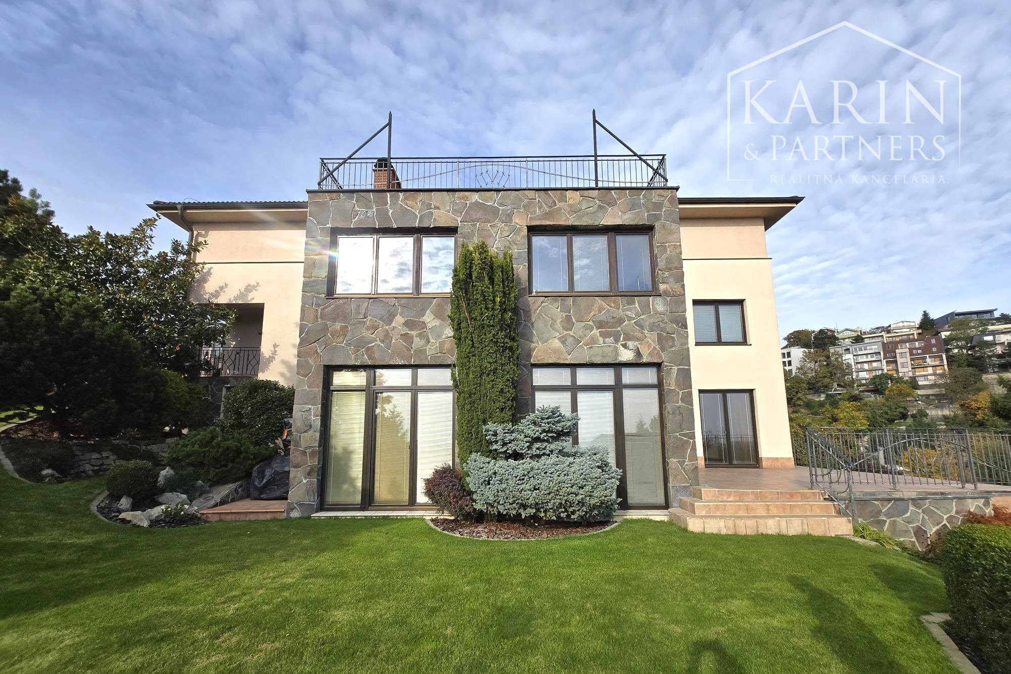 Prenájom – 4 izbový exkluzívny byt s nádherným výhľadom na Hradnom kopci – BA I Staré mesto