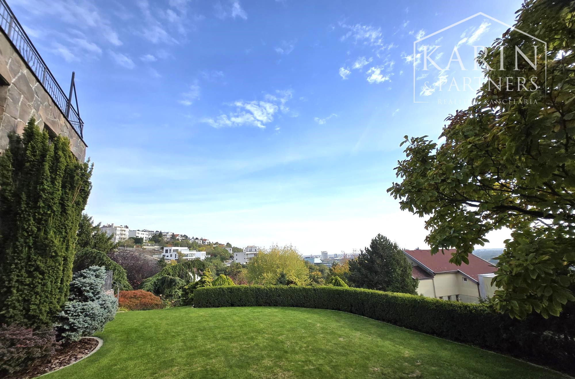 Prenájom – 4 izbový exkluzívny byt s nádherným výhľadom na Hradnom kopci – BA I Staré mesto