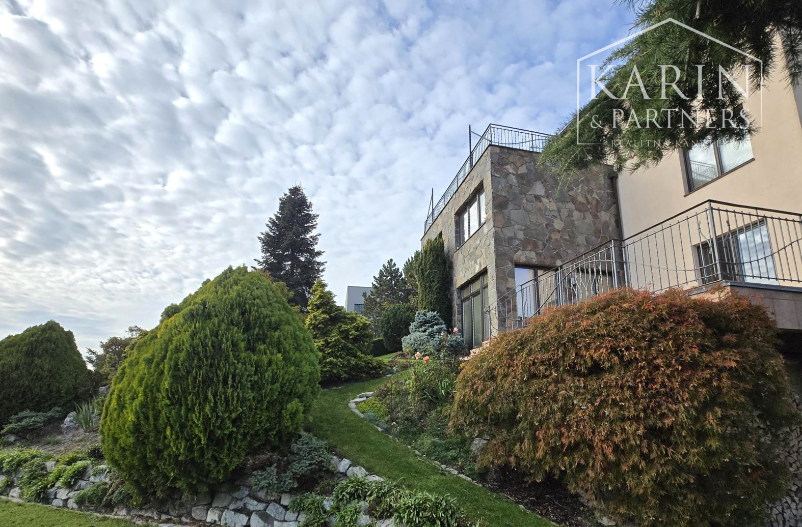 Prenájom – 4 izbový exkluzívny byt s nádherným výhľadom na Hradnom kopci – BA I Staré mesto